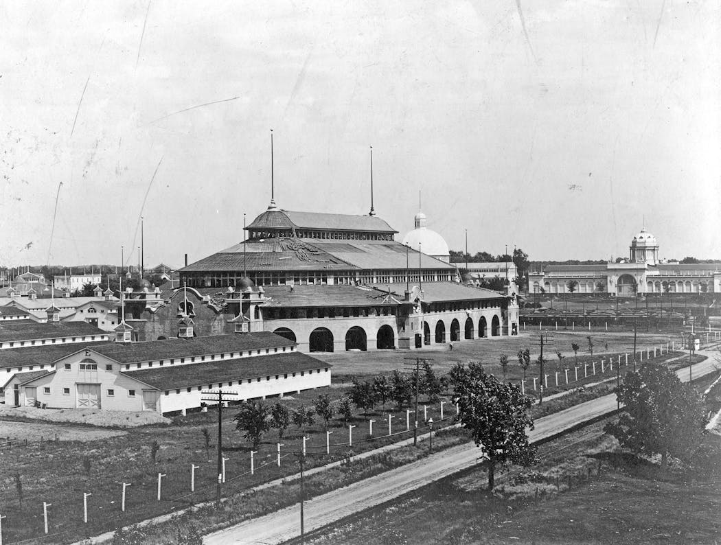 Finishing the old Hippodrome exterior, 1906.