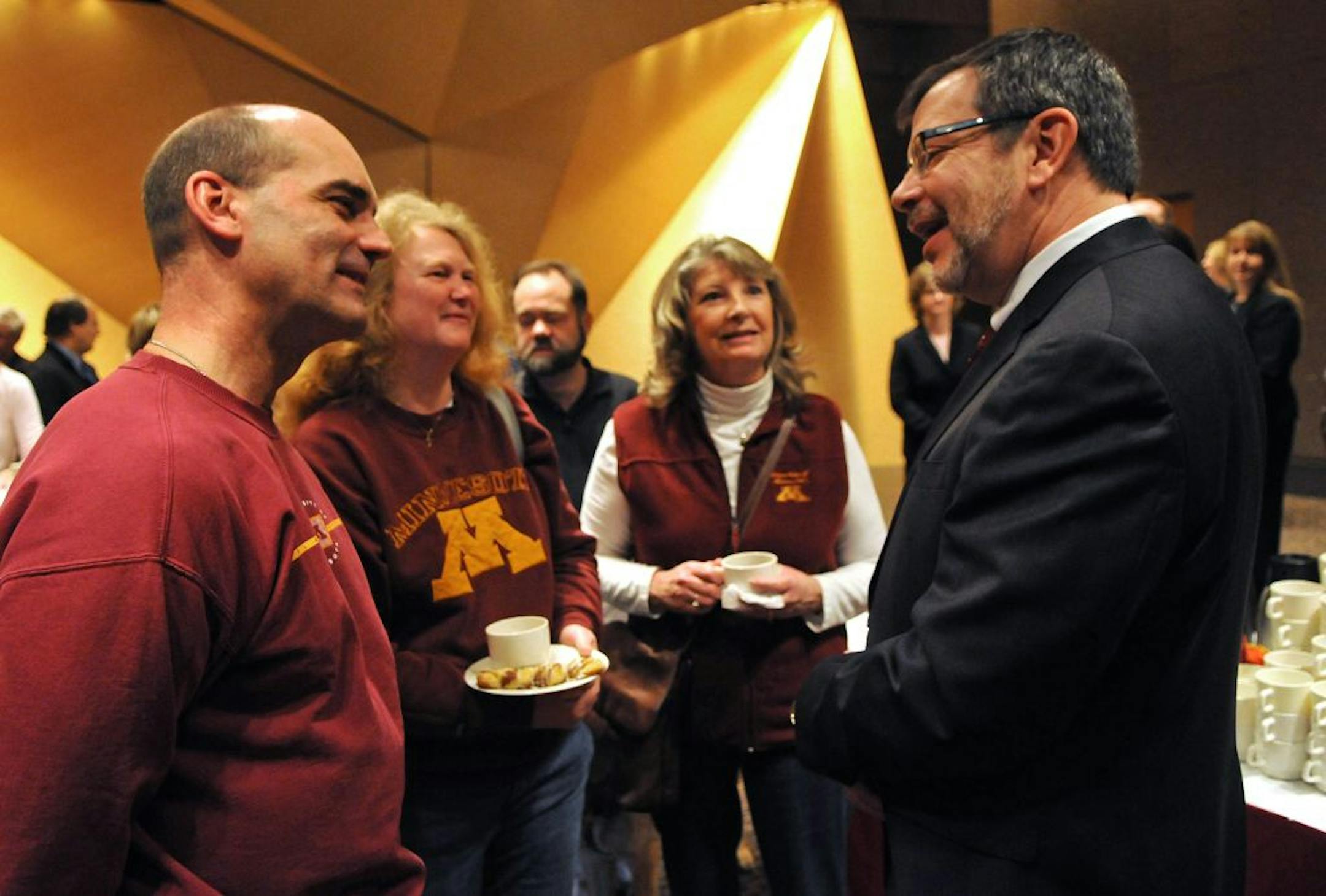 Minneapolis, Mn. Friday 11/19/10 The New U of M president Eric Kaler had coffee with students, faculty and staff at the A.I. Johnson room in the McNamara Center. President Kaler talked with Craig Muntifering, Joan Sletlehaugh- Matteson and Joni Mitchell.