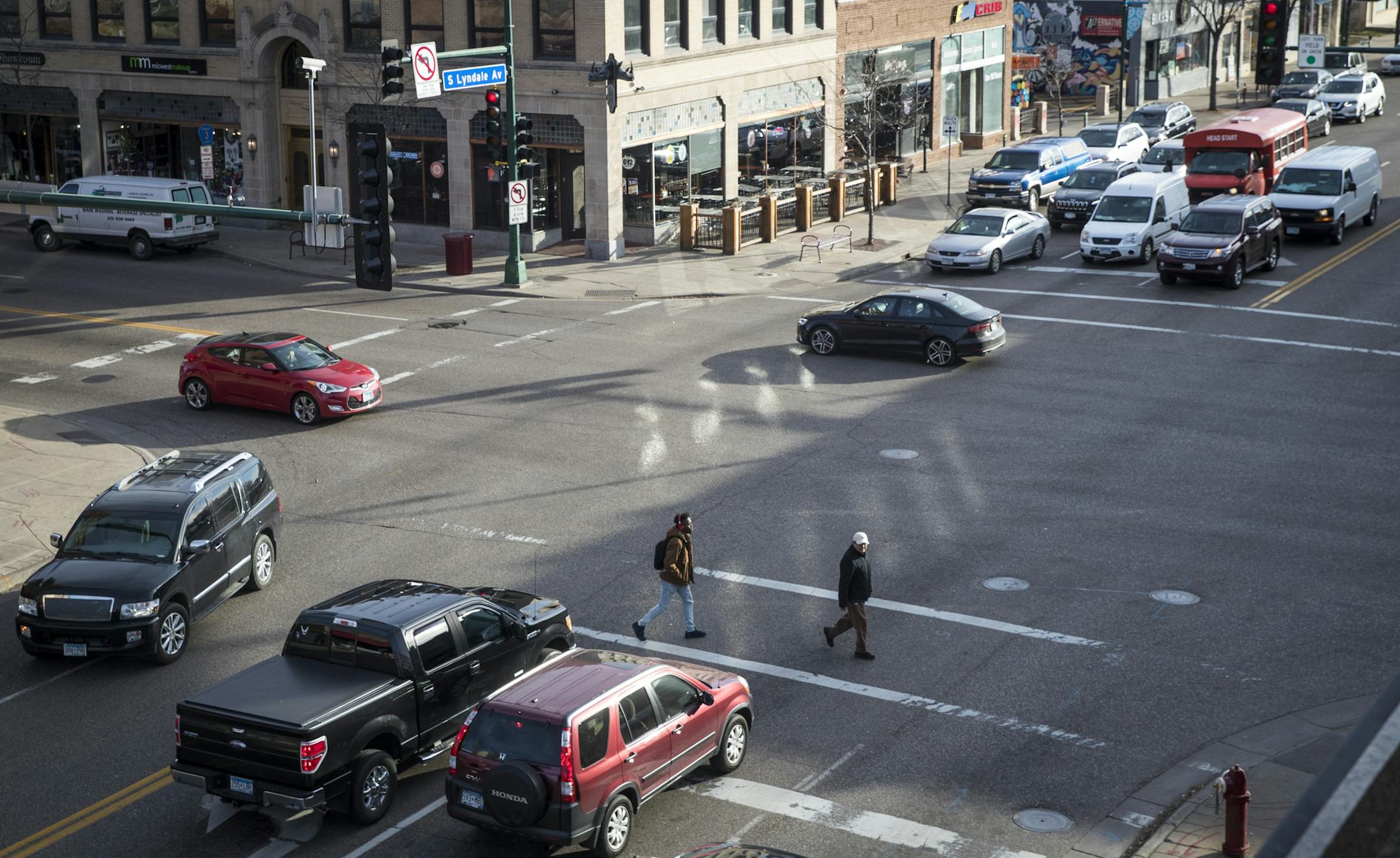 Pedestrians crossed the road at the intersection of Lyndale Avenue and Lake Street on Wednesday, November 29, 2017. ] RENEE JONES SCHNEIDER &#x2022; renee.jones@startribune.com