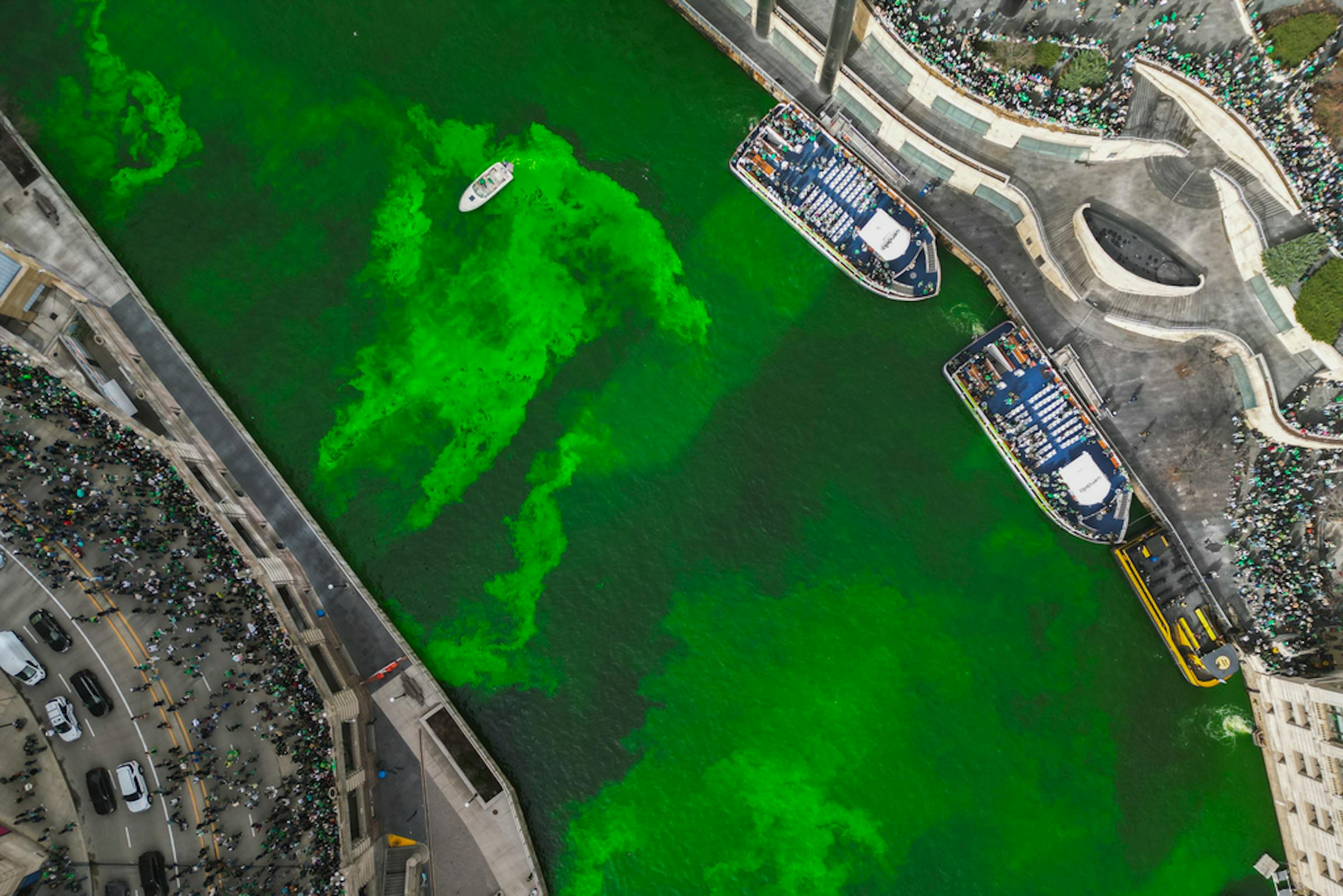 Chicago dyes its river bright green as it opens St. Patrick's Day ...