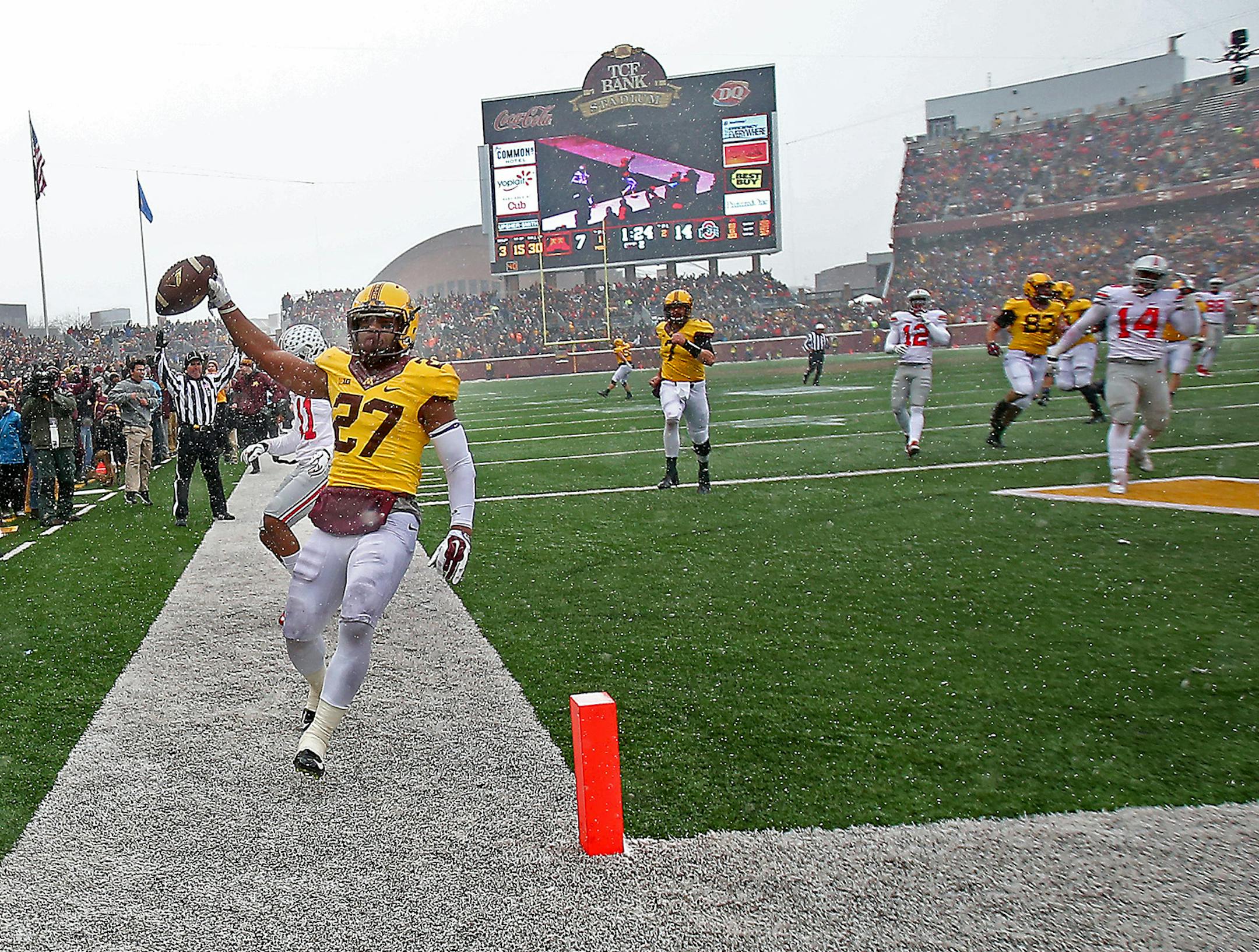 Minnesota's running back David Cobb (27) ran into the end zone for a second quarter touchdown during the game against Ohio State, Saturday, November 15, 2014 at TCF Stadium in Minneapolis, MN. ] (ELIZABETH FLORES/STAR TRIBUNE) ELIZABETH FLORES • eflores@startribune.com