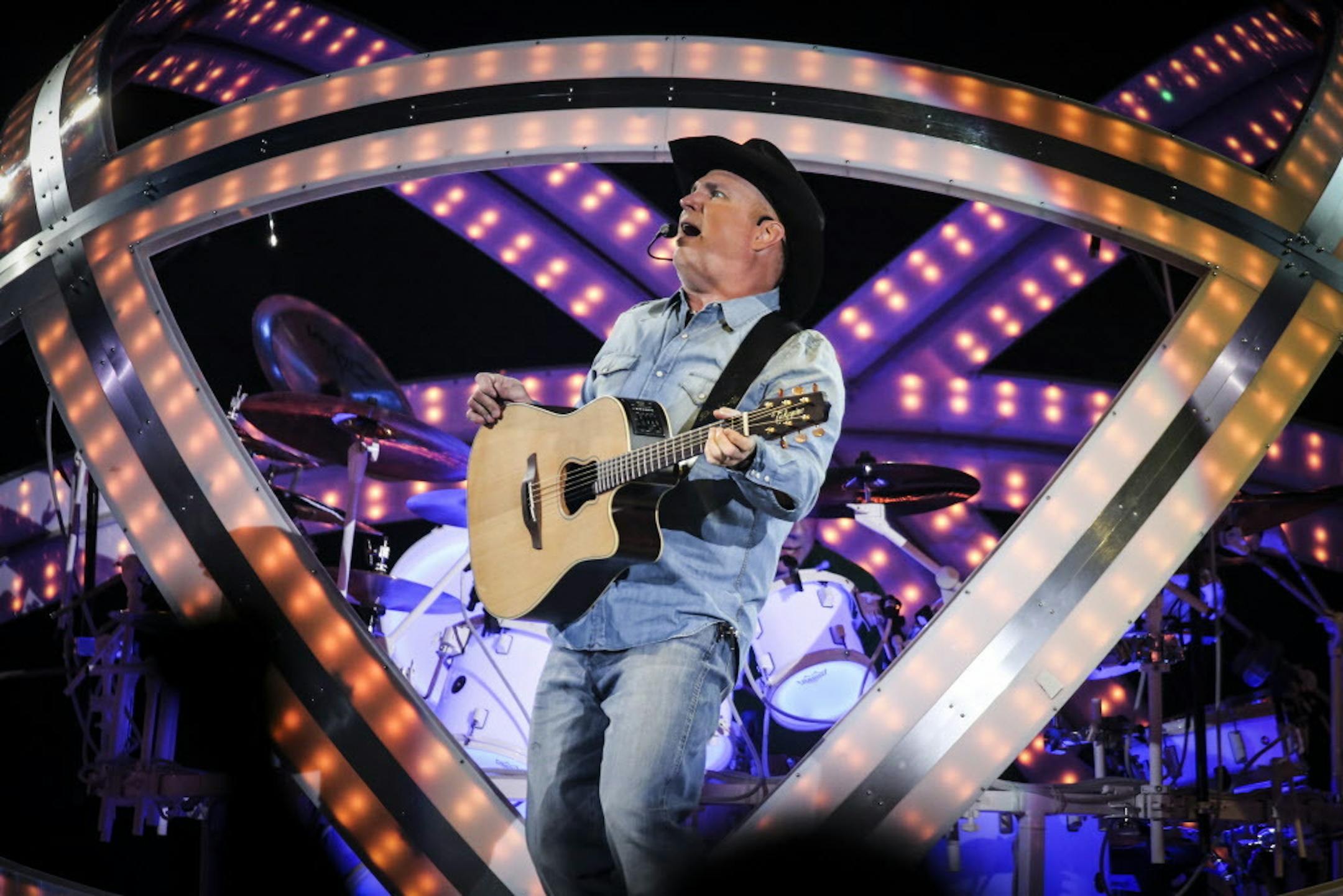 Garth Brooks performed at the Target Center on Thursday, November 6, 2014. ] RENEE JONES SCHNEIDER ‚Ä¢ reneejones@startribune.com