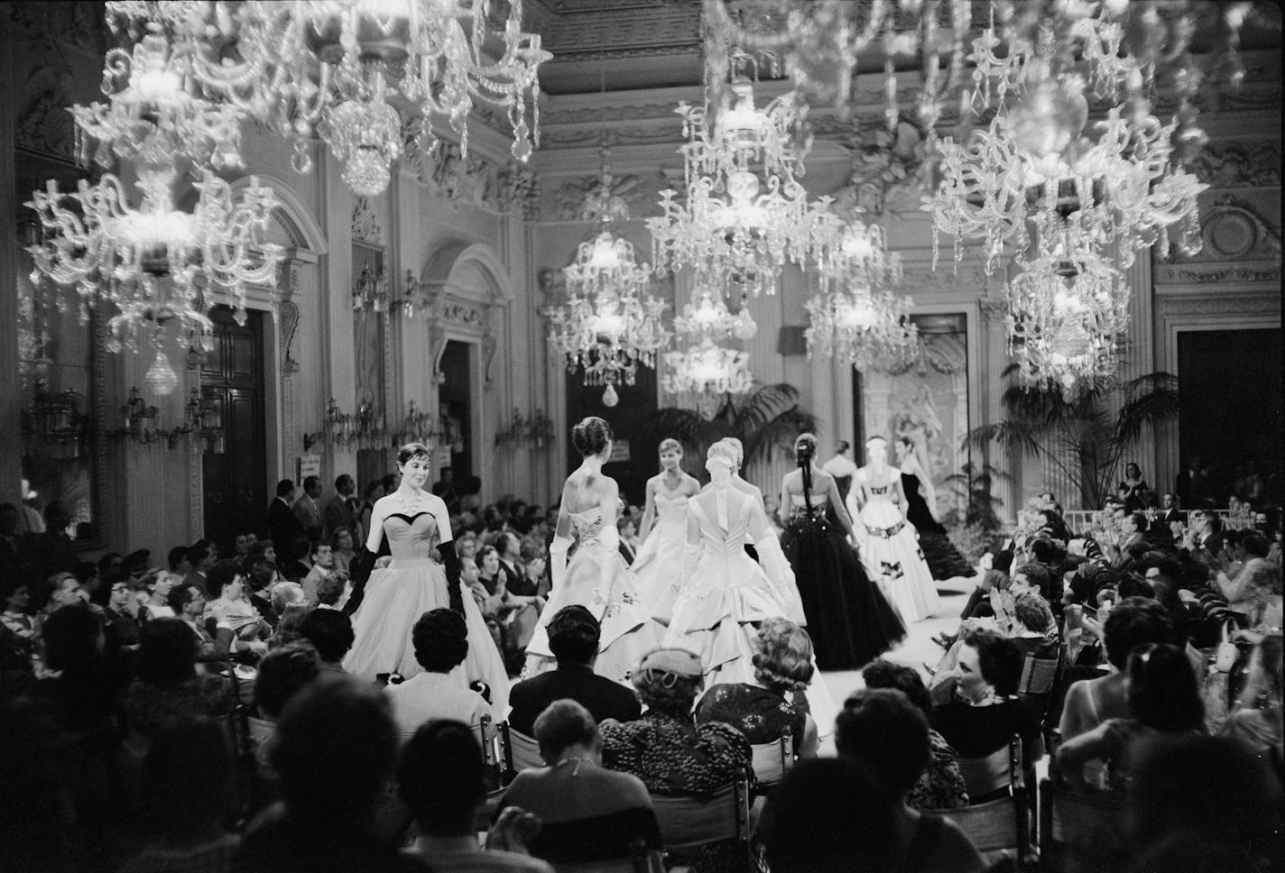 Sfilata (fashion show) in Sala Bianca, 1955, Archvio Giorgini. Photo by: G.M. Fadigati. Copyright: Giorgini Archive, Florence