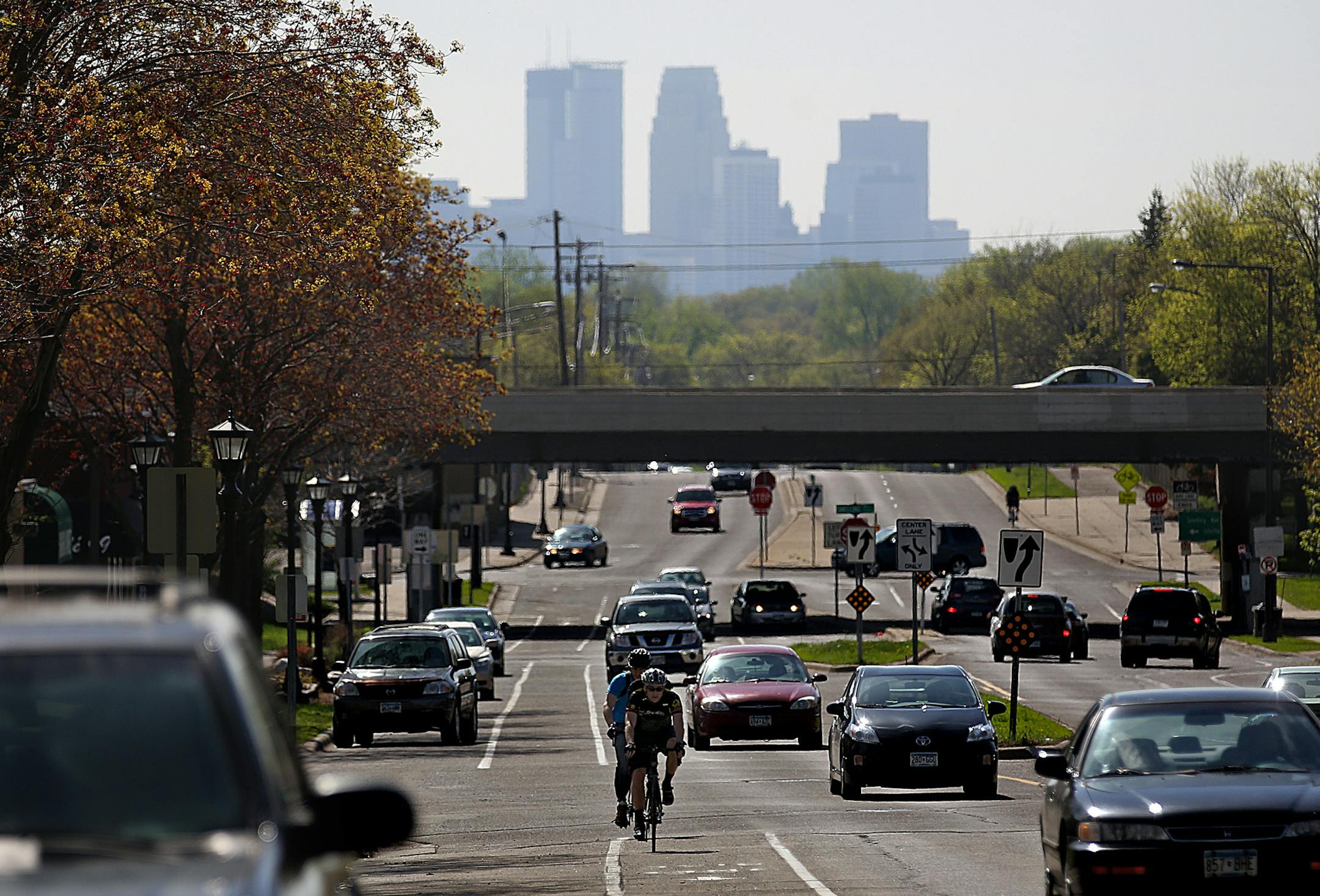 Chuck Hermes rode his bicycle through traffic along Como Ave. during his commute home after work in Minneapolis. A Stillwater resident, Hermes parks his car in Oakdale and rides the remaining 15 miles to his business in northeast Minneapolis. ] JIM GEHRZ ‚Ä¢ jgehrz@startribune.com / Minneapolis, MN / May 20 , 2014 / 4:00 PM / BACKGROUND INFORMATION: Riding his bike to work is "like yoga or meditation," said Chuck Hermes. That's a big reason why the Stillwater resident parks his