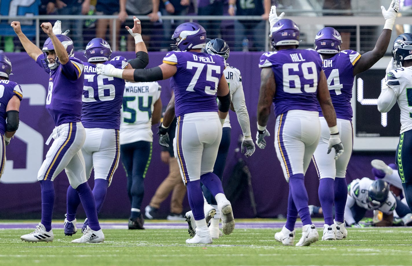 Minnesota Vikings quarterback Kirk Cousins (8) celebrated after throwing a touchdown to Adam Thielen in the second quarter.