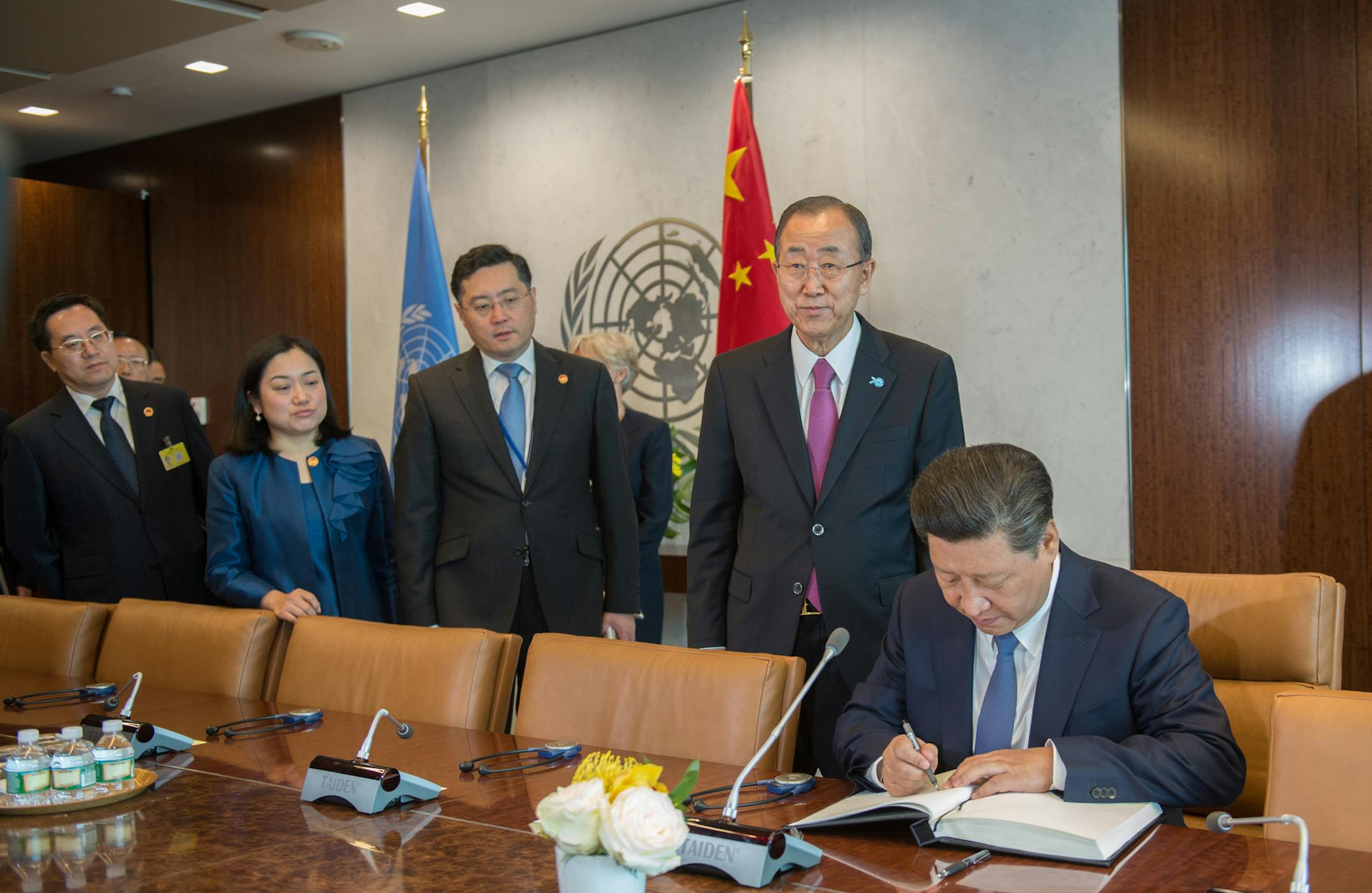 United Nations Secretary-General Ban Ki-moon, second from the right, looks on as Chinese President Xi Jinping signs the guest book, Saturday, Sept. 26, 2015 at United Nations headquarters. (AP Photo/Bryan R. Smith)