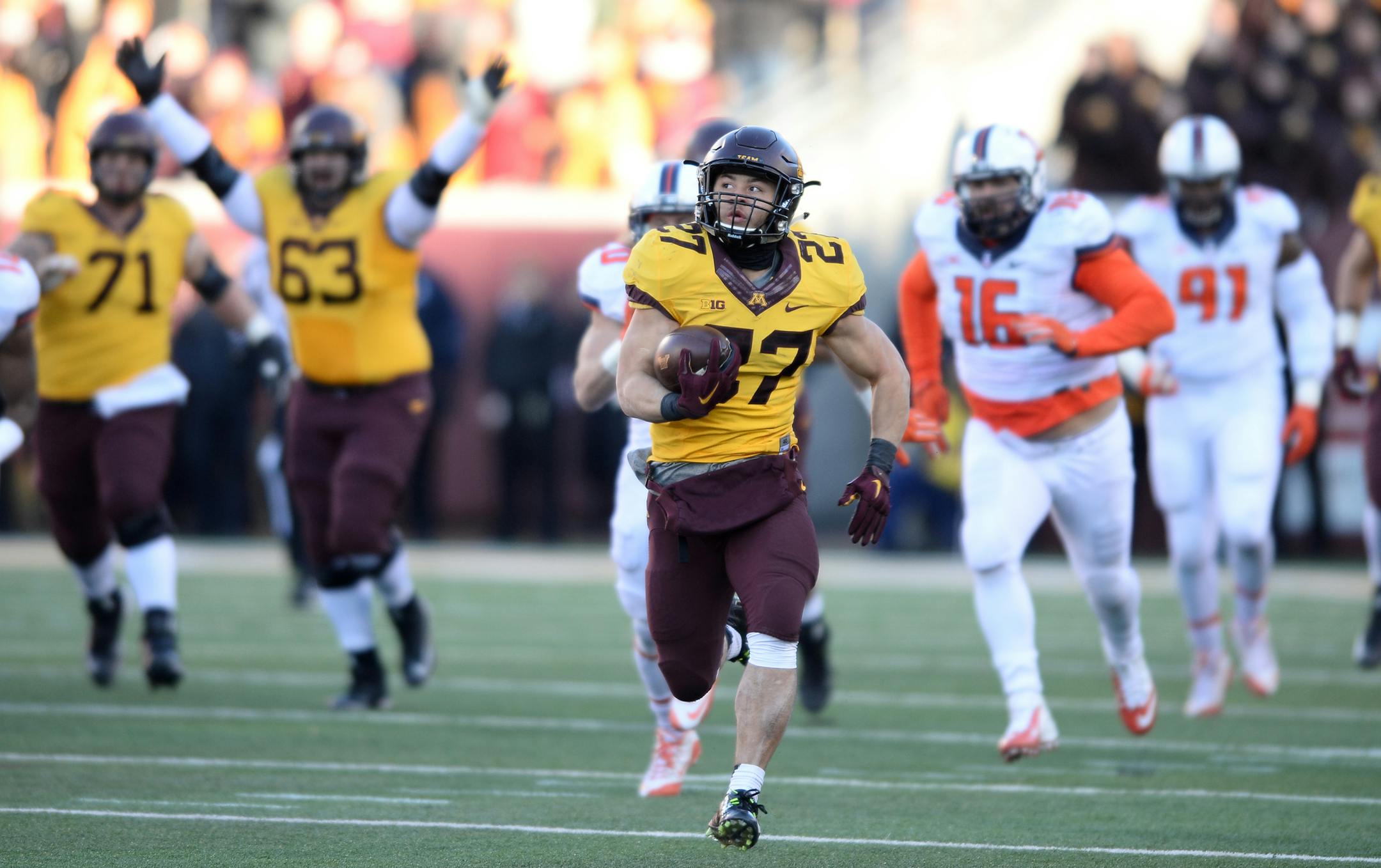 Gophers running back Shannon Brooks (27) ran the ball for a 75-yard touchdown late in the fourth quarter against Illinois.