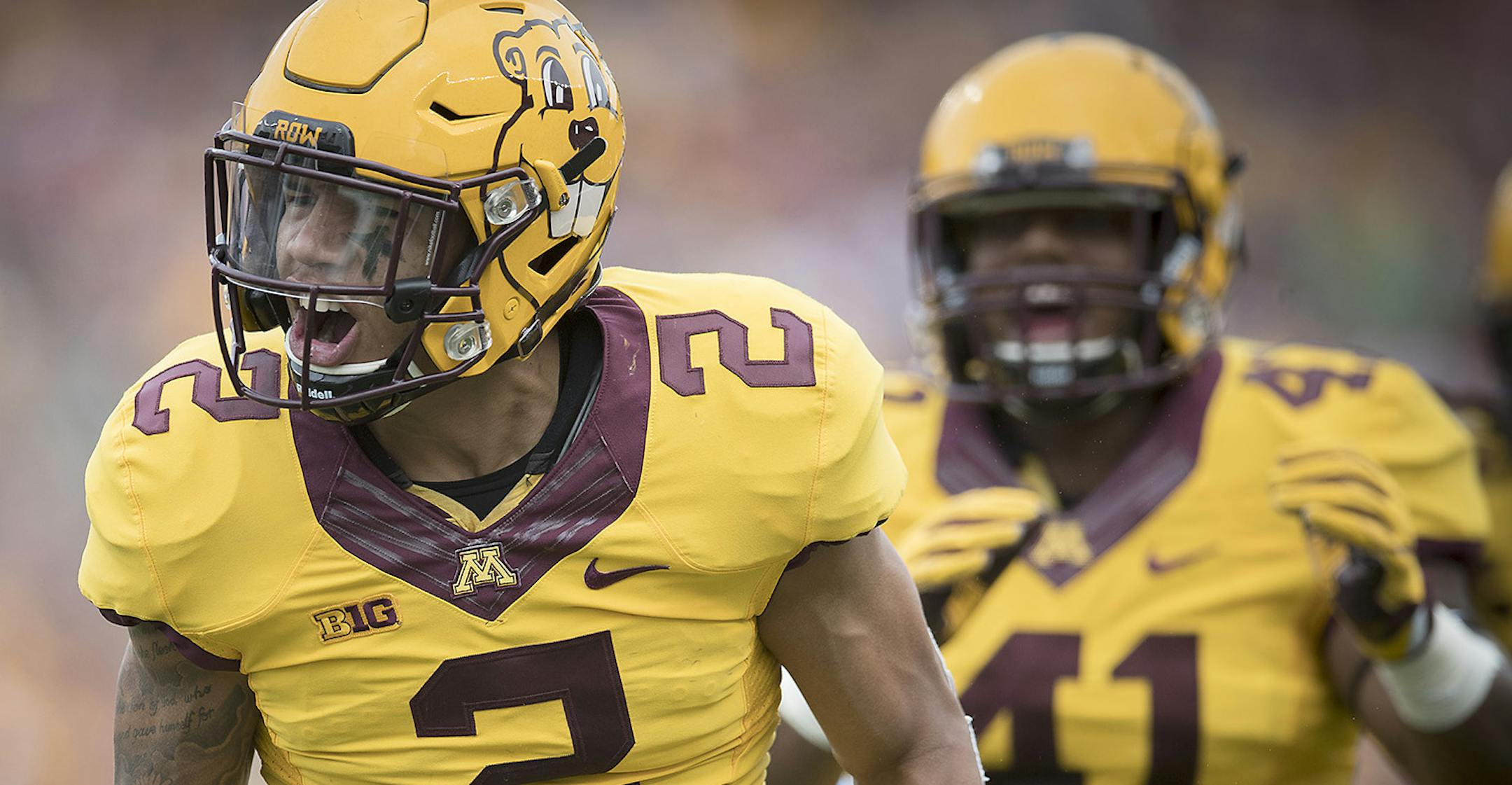 Minnesota's Jacob Huff celebrated a tackle during the first quarter against Middle Tennessee.