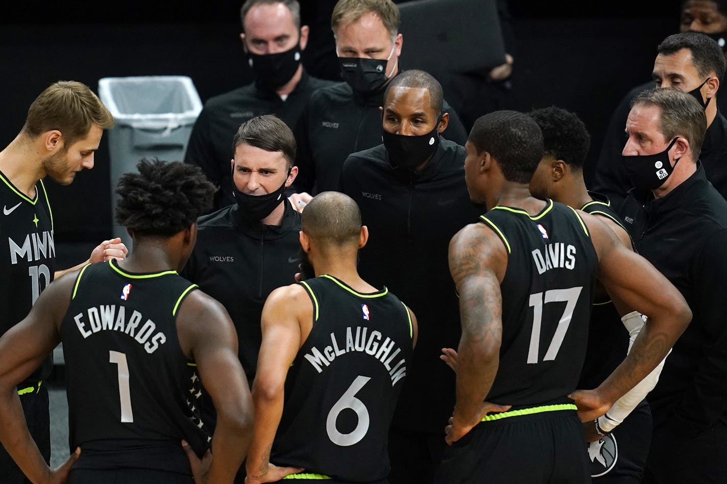 Minnesota Timberwolves head coach Ryan Saunders had words with his team during a timeout in the second quarter. ] ANTHONY SOUFFLE • anthony.souffle@startribune.com