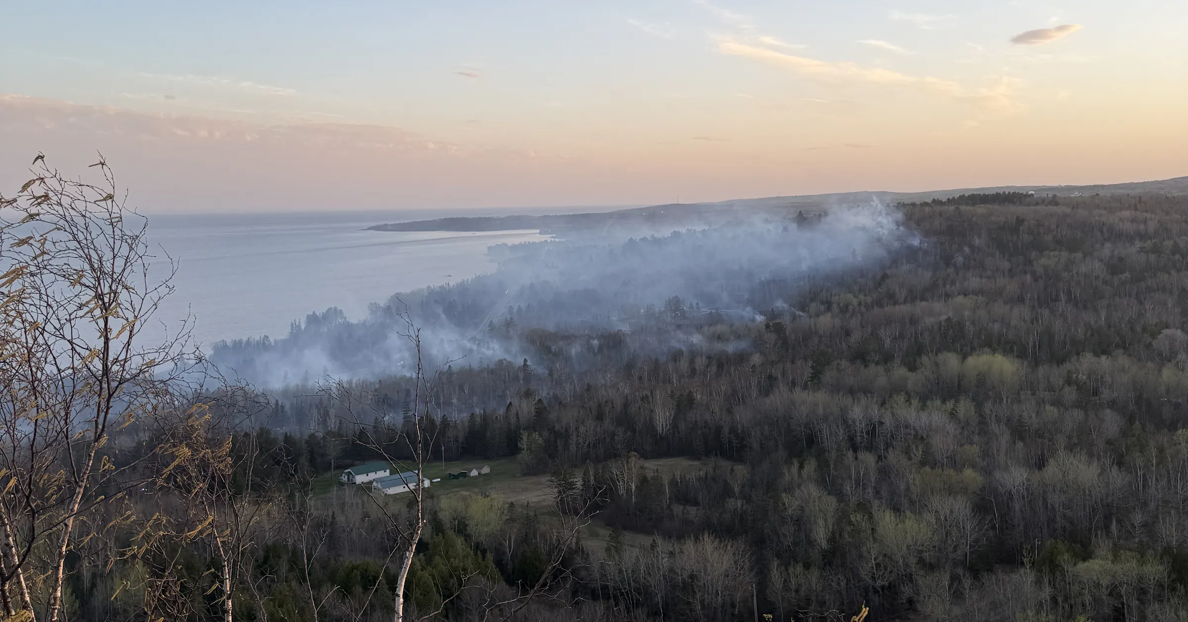 Der Highway 61 bleibt aufgrund des sich ausbreitenden Waldbrands an der ...