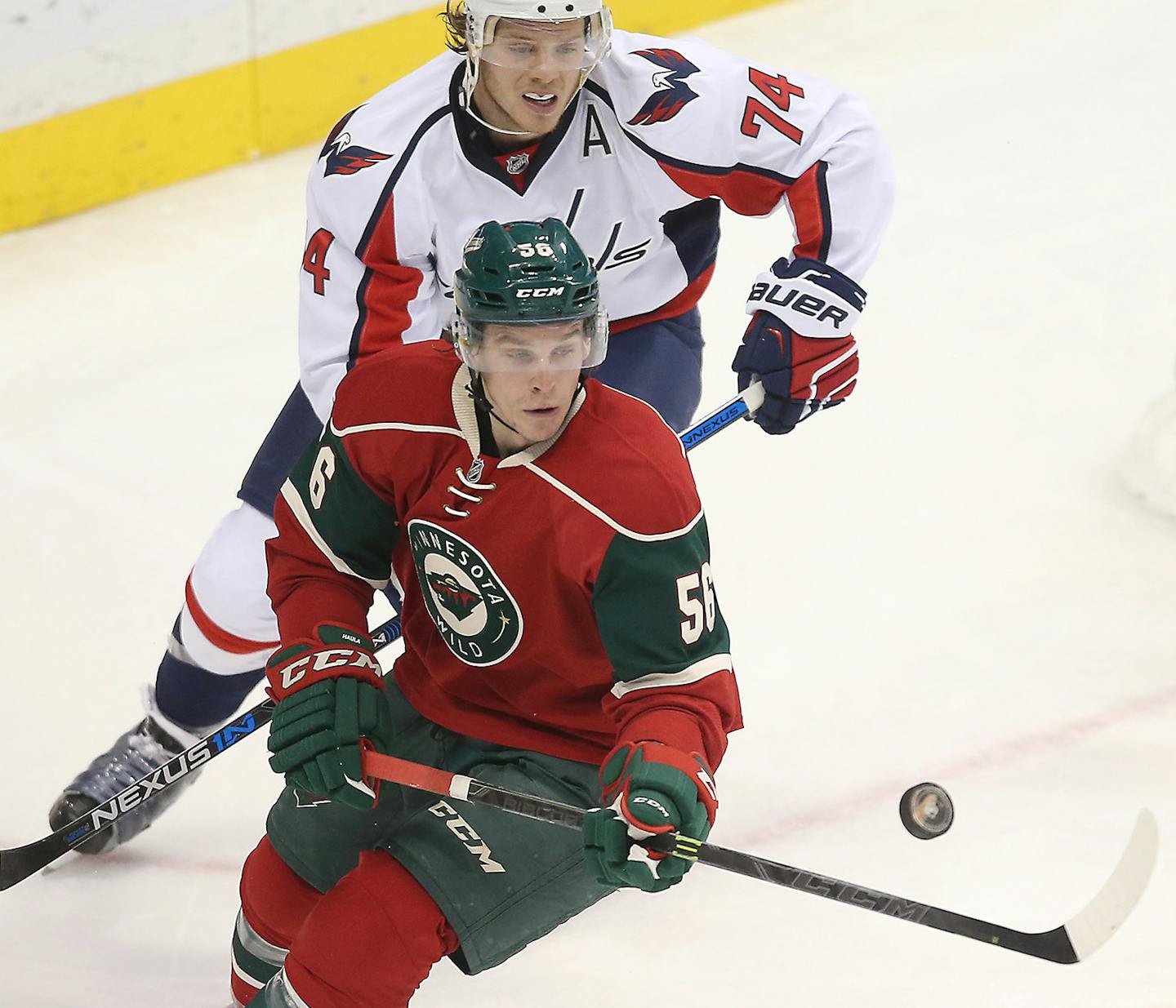 Minnesota Wild left wing Erik Haula kept his eye on the puck as Washington Capitals defenseman John Carlson defends in the second period as the Wild took on Washington at the Xcel Energy Center, Thursday, February 11, 2016 in St. Paul, MN. ] (ELIZABETH FLORES/STAR TRIBUNE) ELIZABETH FLORES &#x2022; eflores@startribune.com