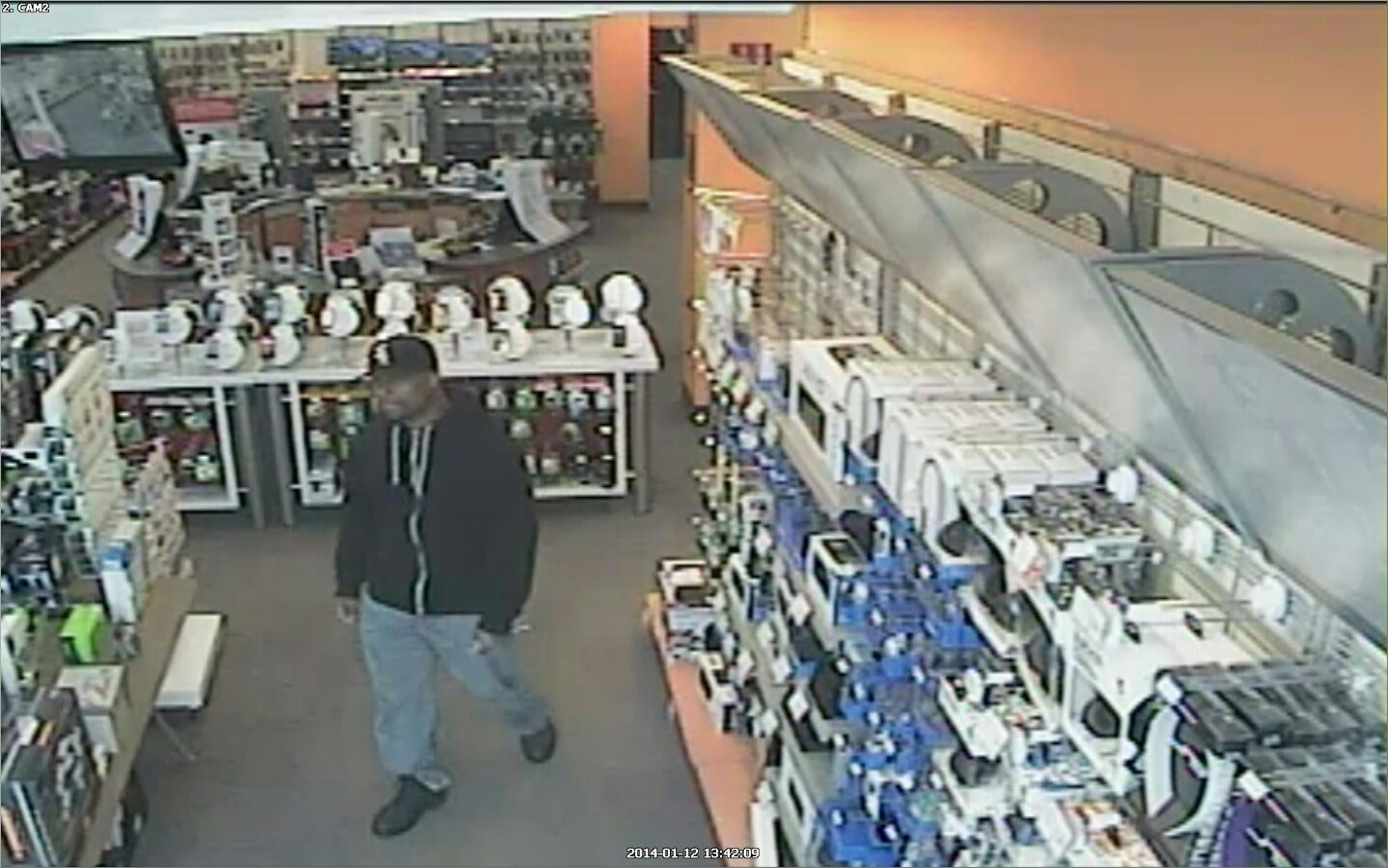 St. Paul police are asking for the public's help in identifying the suspect in a brazen afternoon robbery Sunday at a RadioShack store in Highland Park.