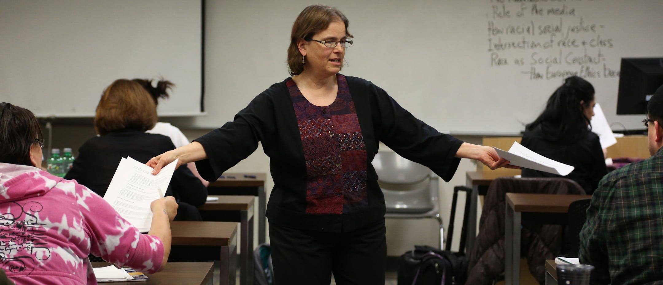 Professor Anne Winkler-Morey gave her students instructions as she handed out their midterm. ] (KYNDELL HARKNESS/STAR TRIBUNE) kyndell.harkness@startribune.com Anne Winkler-Morey teaches as an adjunct professor at Metro State University in Minneapolis, MN Wednesday, March 5, 2014.