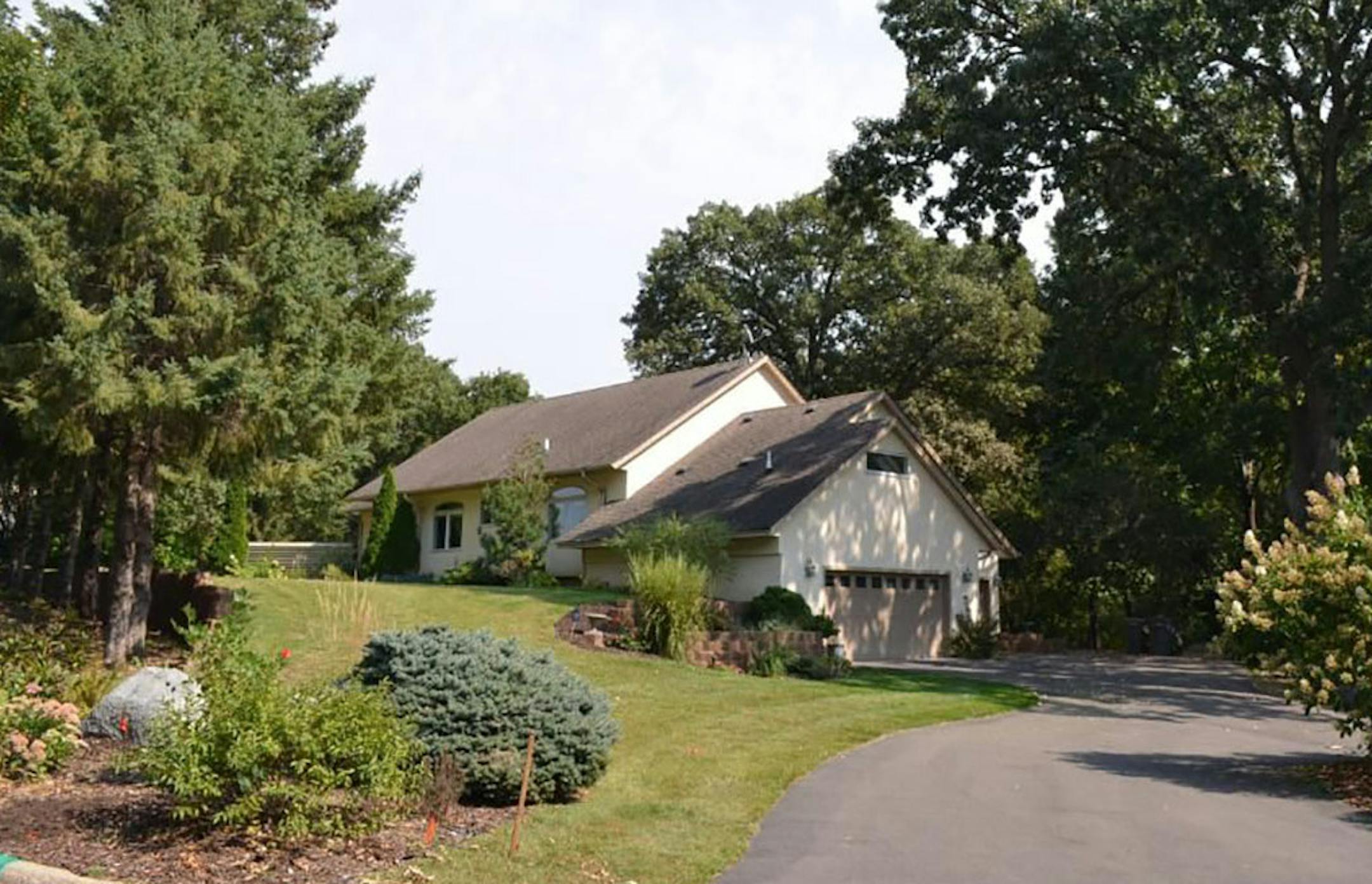 Eden Prairie
Built in 1950, this three-bedroom, three-bath house has 3,338 square feet three bedrooms on one level, fireplace, vaulted ceilings, hardwoof floors, full finished walkout basement with second kitchen, three-season porch and deck. LIsted by Ralph Kempf, York Realty, 612-382-8230.