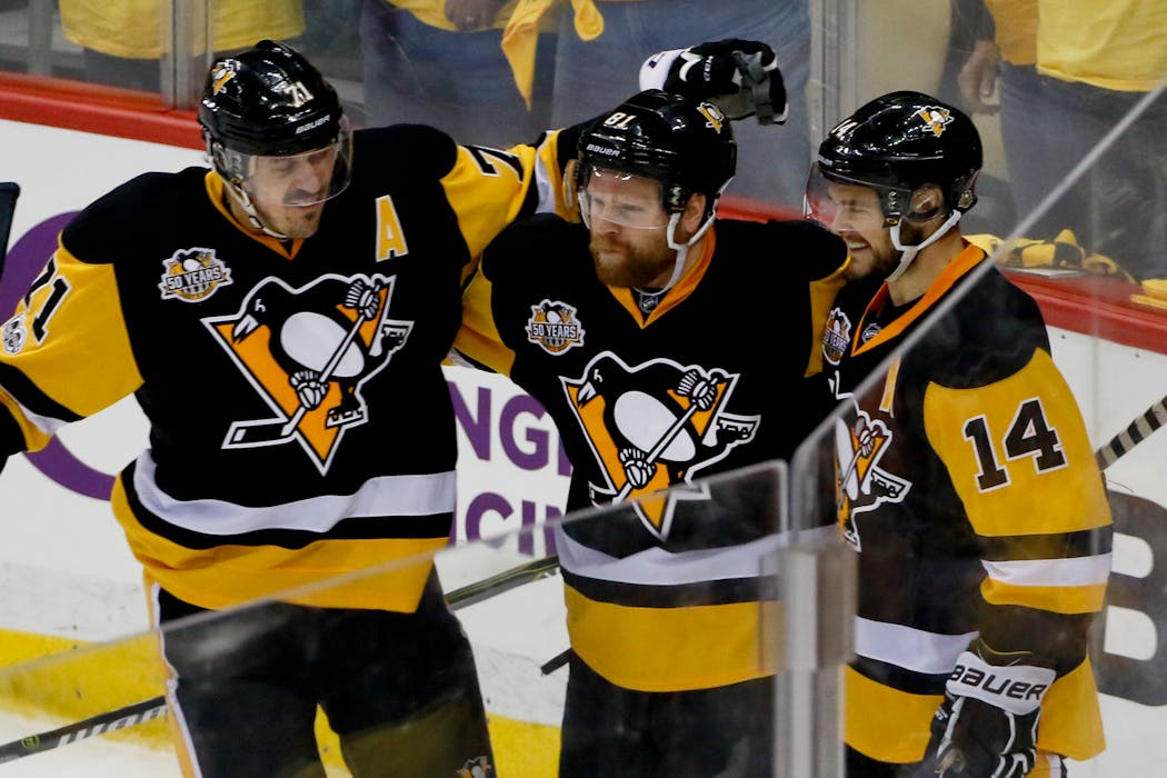 The Penguins' Phil Kessel, center