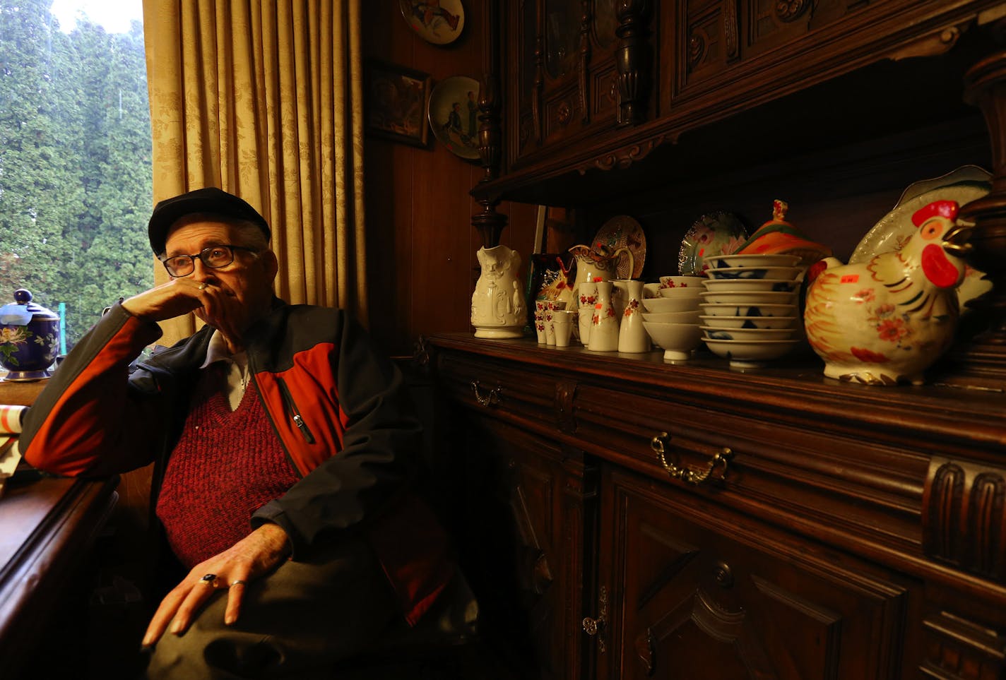 Merlin Coffey patiently waits in his dining room as bargain seekers go through decades of belongings at an estate sale in his West Seattle home. (Alan Berner/Seattle Times/TNS) ORG XMIT: 1165651