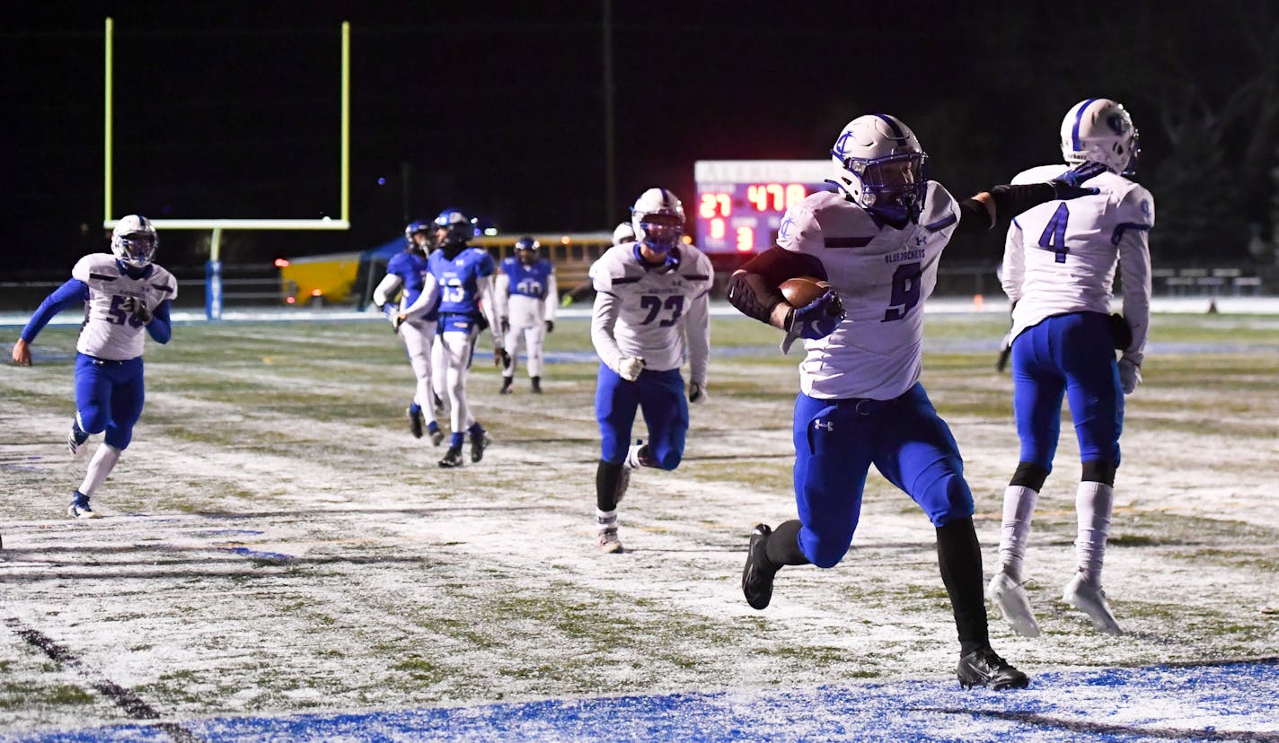 With 47.8 second left on the clock, Cambridge-Isanti running back Gaven Ziebarth (9) scored the game-winning touchdown against Tartan. ] AARON LAVINSKY • aaron.lavinsky@startribune.com