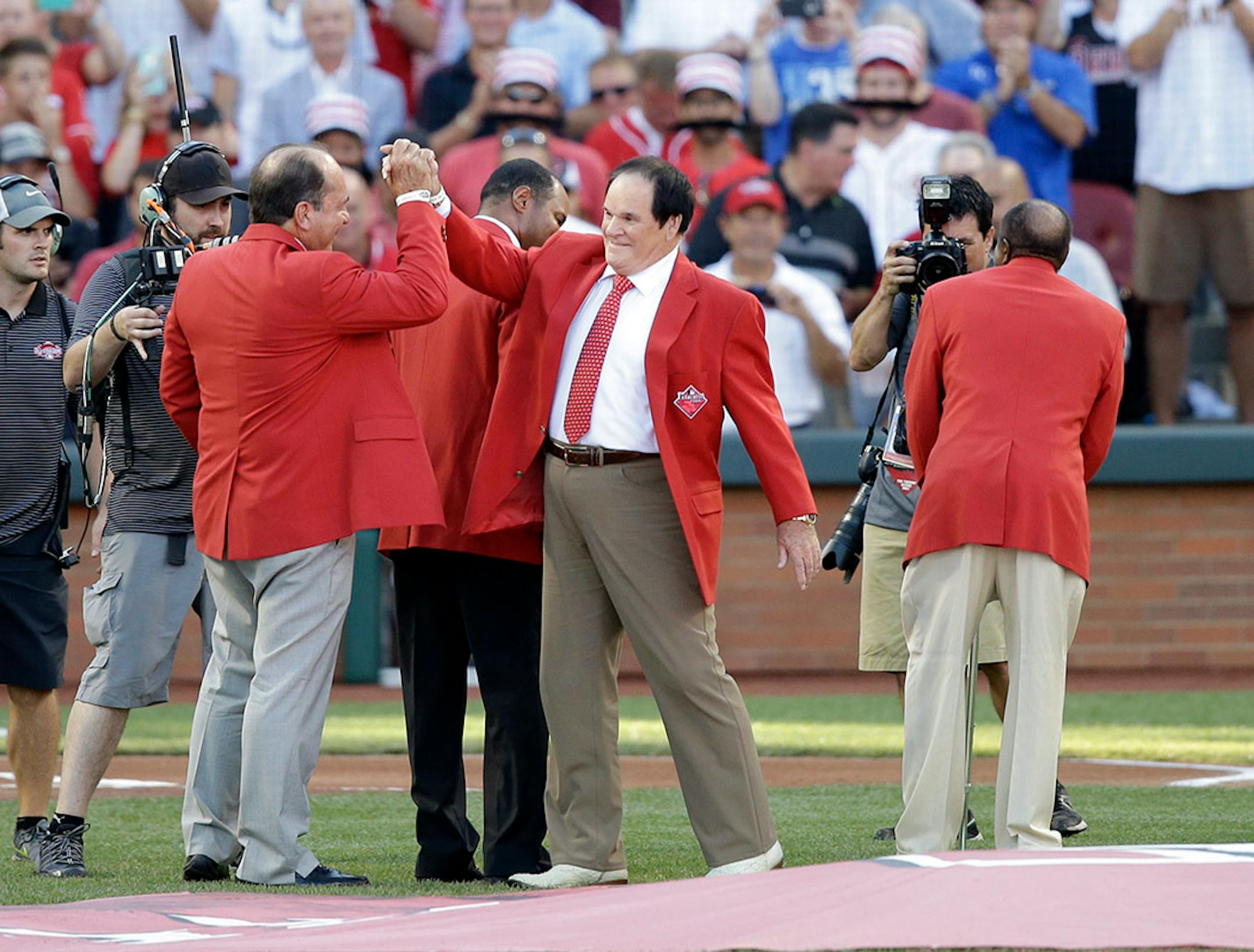 Pete Rose and Johnny Bench before the MLB All-Star baseball game, Tuesday, July 14, 2015, in Cincinnati.