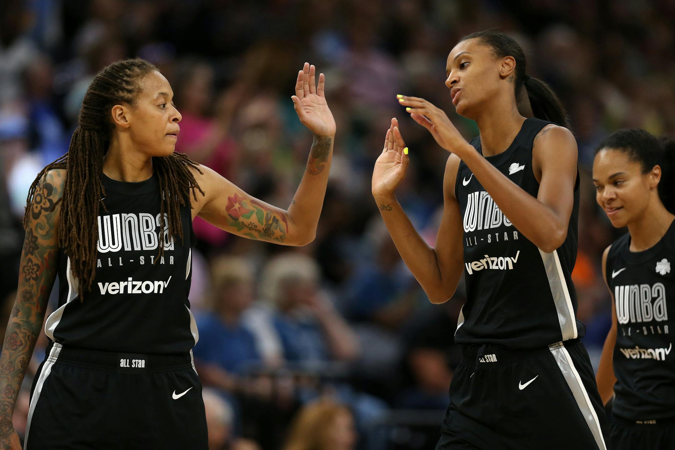 Team Delle Donne guard Seimone Augustus (33) celebrated with her teammates during a timeout in the first half.