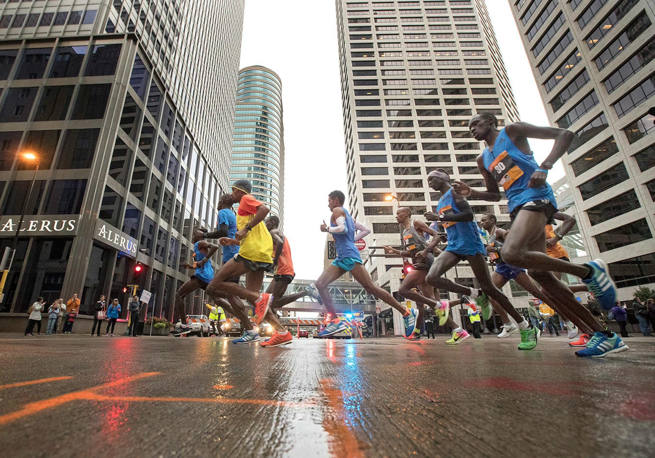 Elite runners make there way though downtown Minneapolis at the the start of the Twins Cities Marathon Sunday October 1,2017 in Minneapolis, MN. ] JERRY HOLT ï jerry.holt@startribune.com Jerry Holt