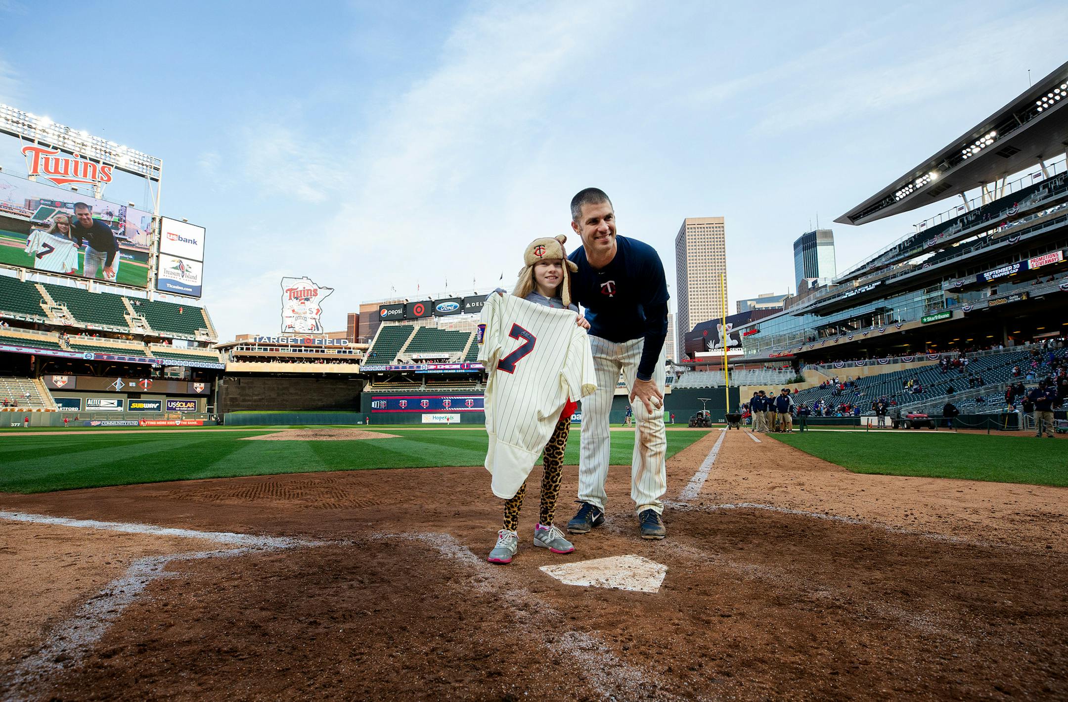 Minnesota Twins Joe Mauer gave his jersey to a young fan at the game. ] CARLOS GONZALEZ ï cgonzalez@startribune.com ñ September 30, 2018, Minneapolis, MN, Target Field, MLB, Minnesota Twins vs. Chicago White Sox