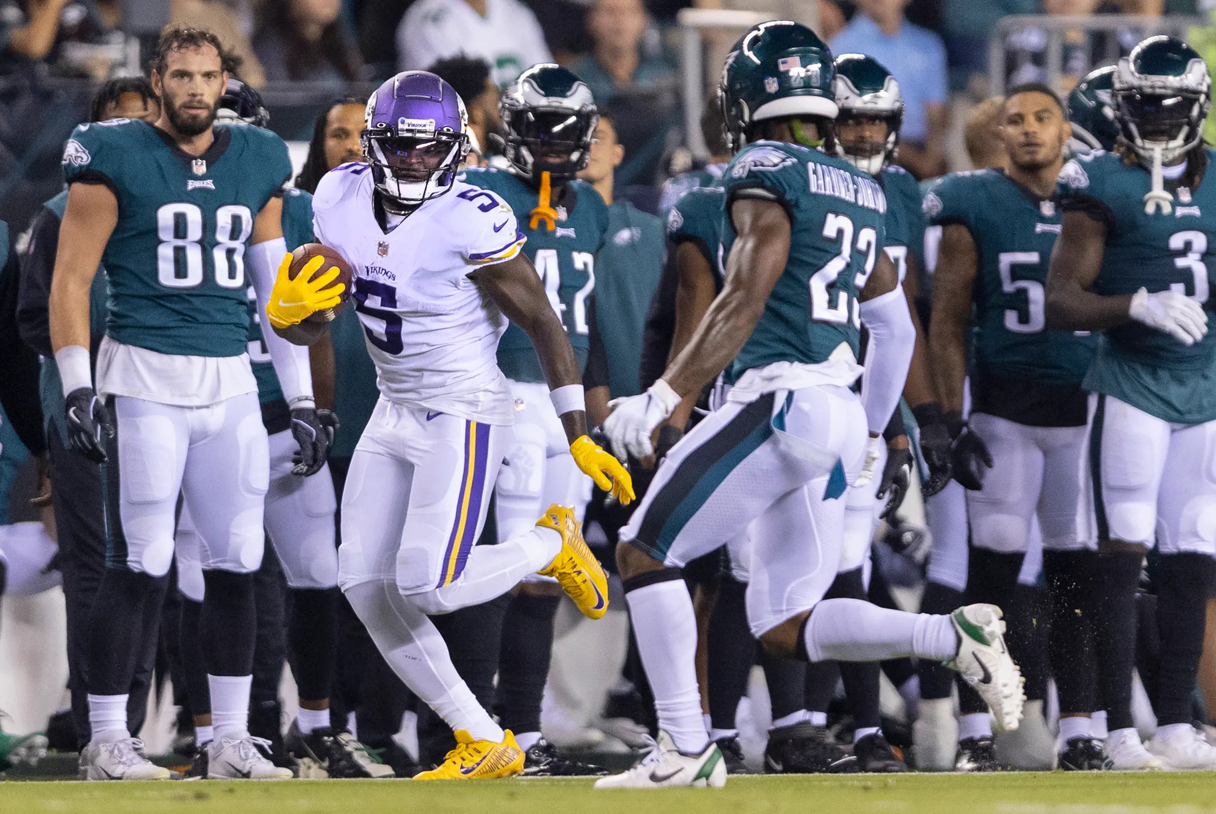 Jalen Reagor hears boos from Eagles fans in first snaps with Vikings ...