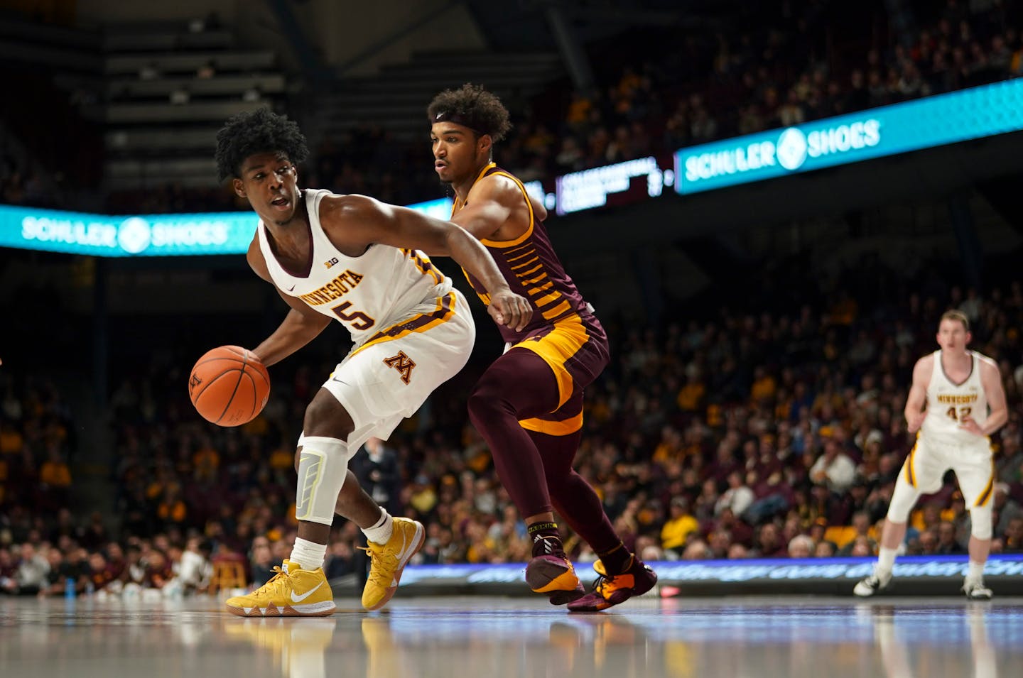 Minnesota Golden Gophers guard Marcus Carr (5) was defended by Central Michigan Chippewas forward Robert Montgomery (5) as he backed towards the net in the first half. ] JEFF WHEELER • Jeff.Wheeler@startribune.com The University of Minnesota men's basketball team hosted Central Michigan in an NCAA basketball game Thursday night, November 21, 2019 at Williams Arena in Minneapolis.