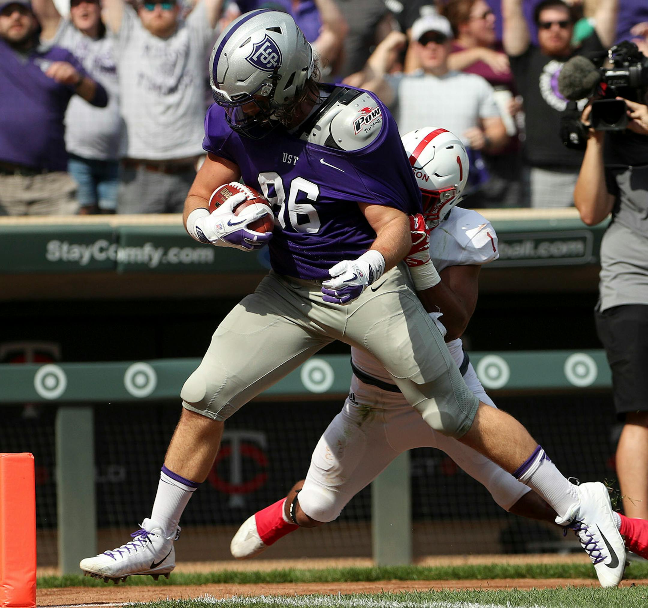 University of St. Thomas tight end Matt Christenson (86) ran the ball into the end zone for a touchdown as St. John's University defensive back Max Jackson (1) tried to stop him in the first half. ] ANTHONY SOUFFLE ï anthony.souffle@startribune.com Game action from an NCAA football game between the University of St. Thomas and St. John's University Saturday, Sept. 23, 2017 at Target Field in Minneapolis.
