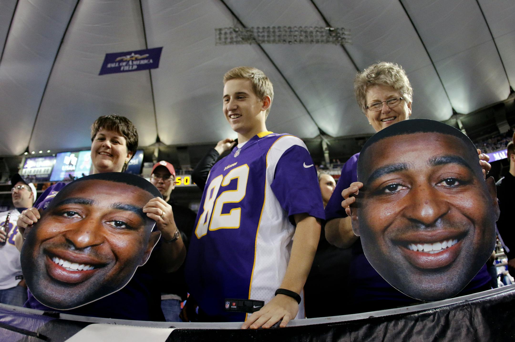 Cris Carter fans arrived early and will be treated to half time presentation of Carter's Hall of Fame ring. ] Minnesota Vikings vs Washington Redskins - Minneapolis Metrodome Minneapolis, WI - 11/07//2013