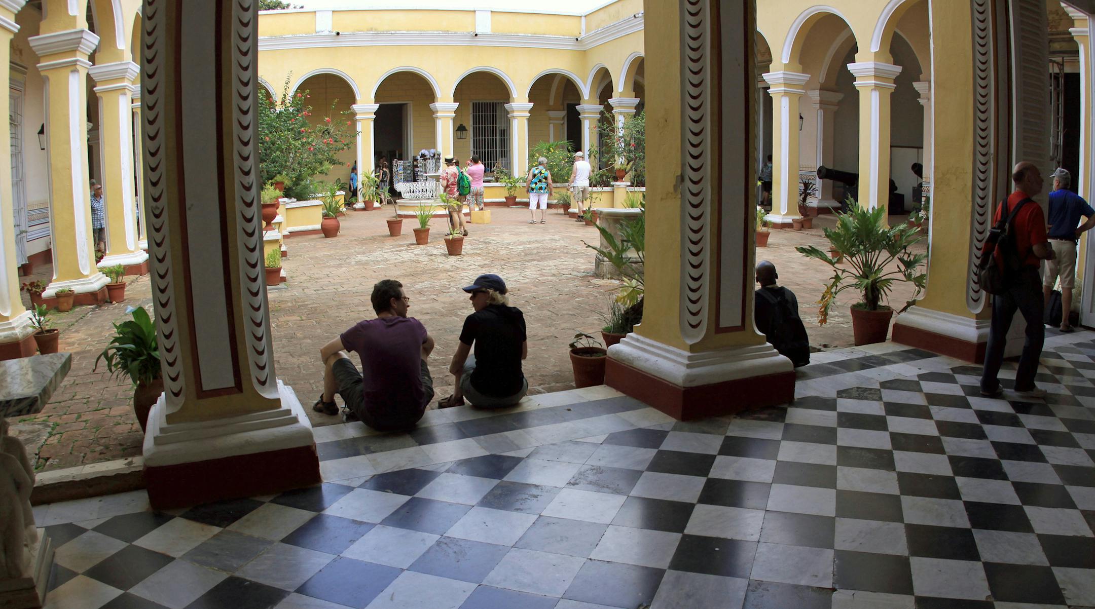 Tourists visit the Museum Palacio Cantero (city museum), also called Museo Historico Municipal in Trinidad, Cuba, 15 April 2013. Photo by: Peter Zimmermann/picture-alliance/dpa/AP Images ORG XMIT: 130622-99-02991
