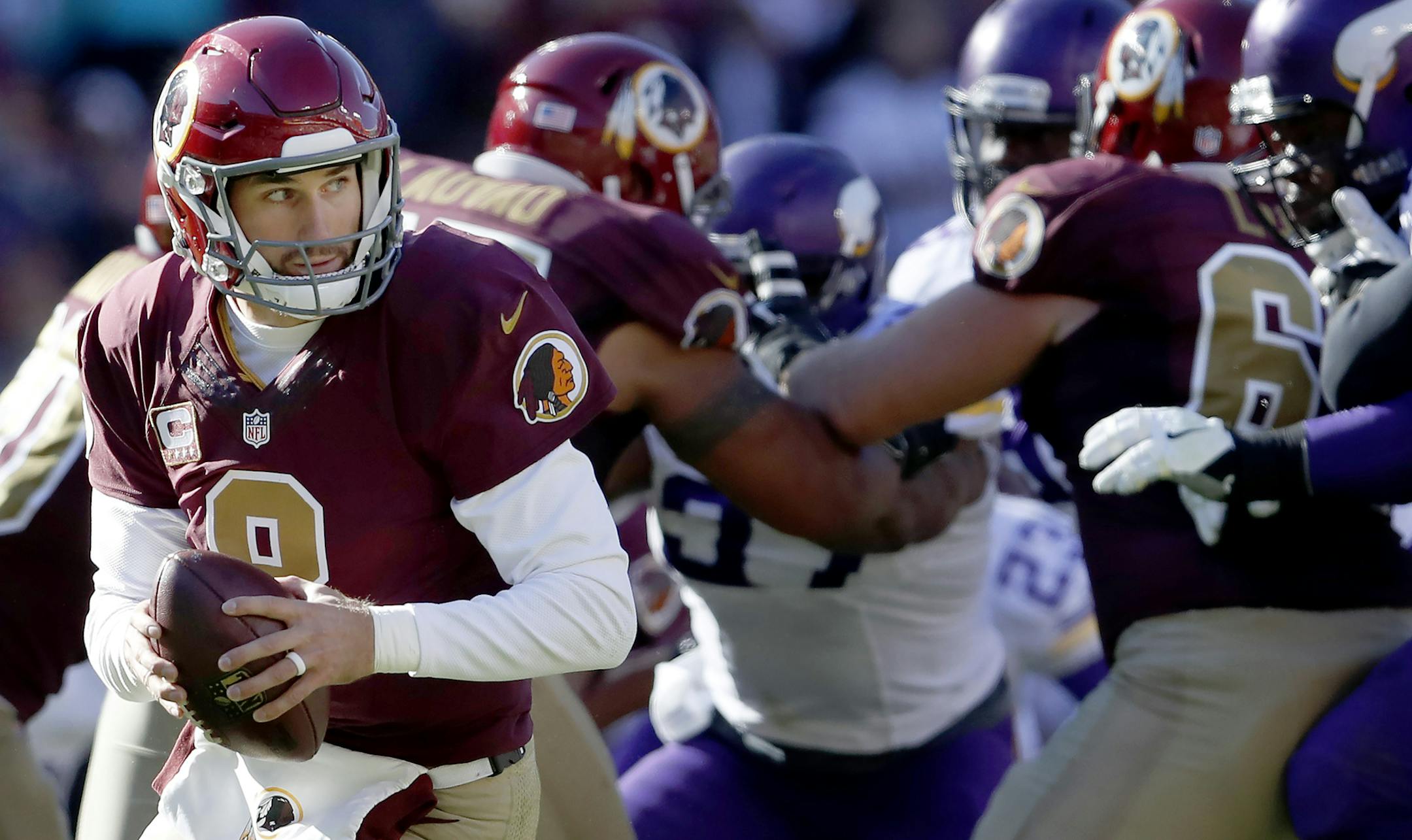 Washington quarterback Kirk Cousins scrambled out of the pocket in the first quarter. ] CARLOS GONZALEZ cgonzalez@startribune.com - November 13, 2016, Landover, MD, FedEx Field, NFL, Minnesota Vikings vs. Washington Redskins