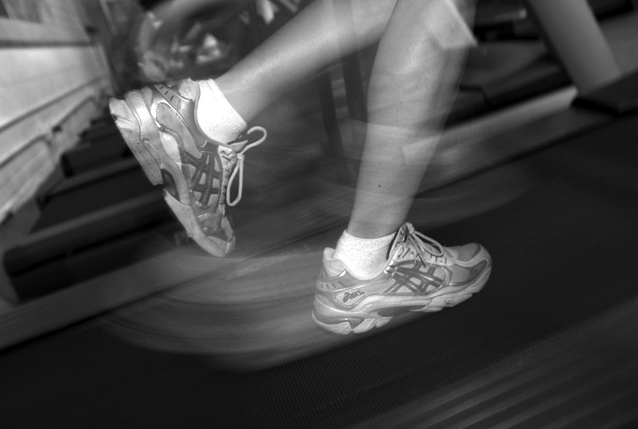 KRT LIFESTYLE STORY SLUGGED: HEALTH-TREADMILL KRT PHOTO BY HEATHER STONE/CHICAGO TRIBUNE (April 26) Athletes who do a lot of training on treadmills, such as this person in Chicago on April 4, 2002, find that when they move outside to run on the street they can't make the same distance as on the machine. (TB) NC KD 2002 (Horiz) (gsb) ORG XMIT: KRT