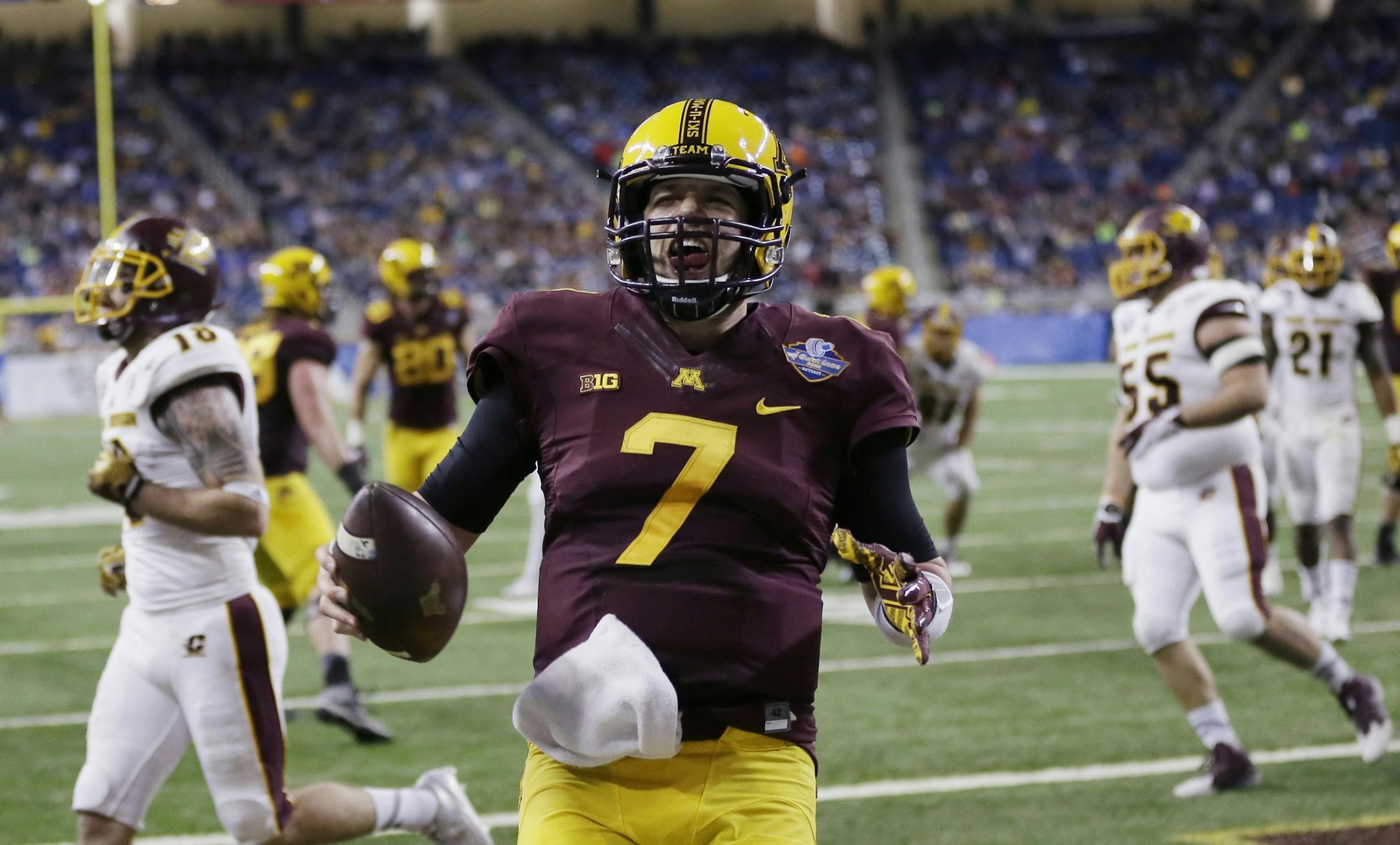 Minnesota quarterback Mitch Leidner reacts after outrunning the Central Michigan defense for the go-ahead touchdown during the second half of the Quick Lane Bowl NCAA college football game, Monday, Dec. 28, 2015, in Detroit. Minnesota defeated Central Michigan 21-14. (AP Photo/Carlos Osorio)