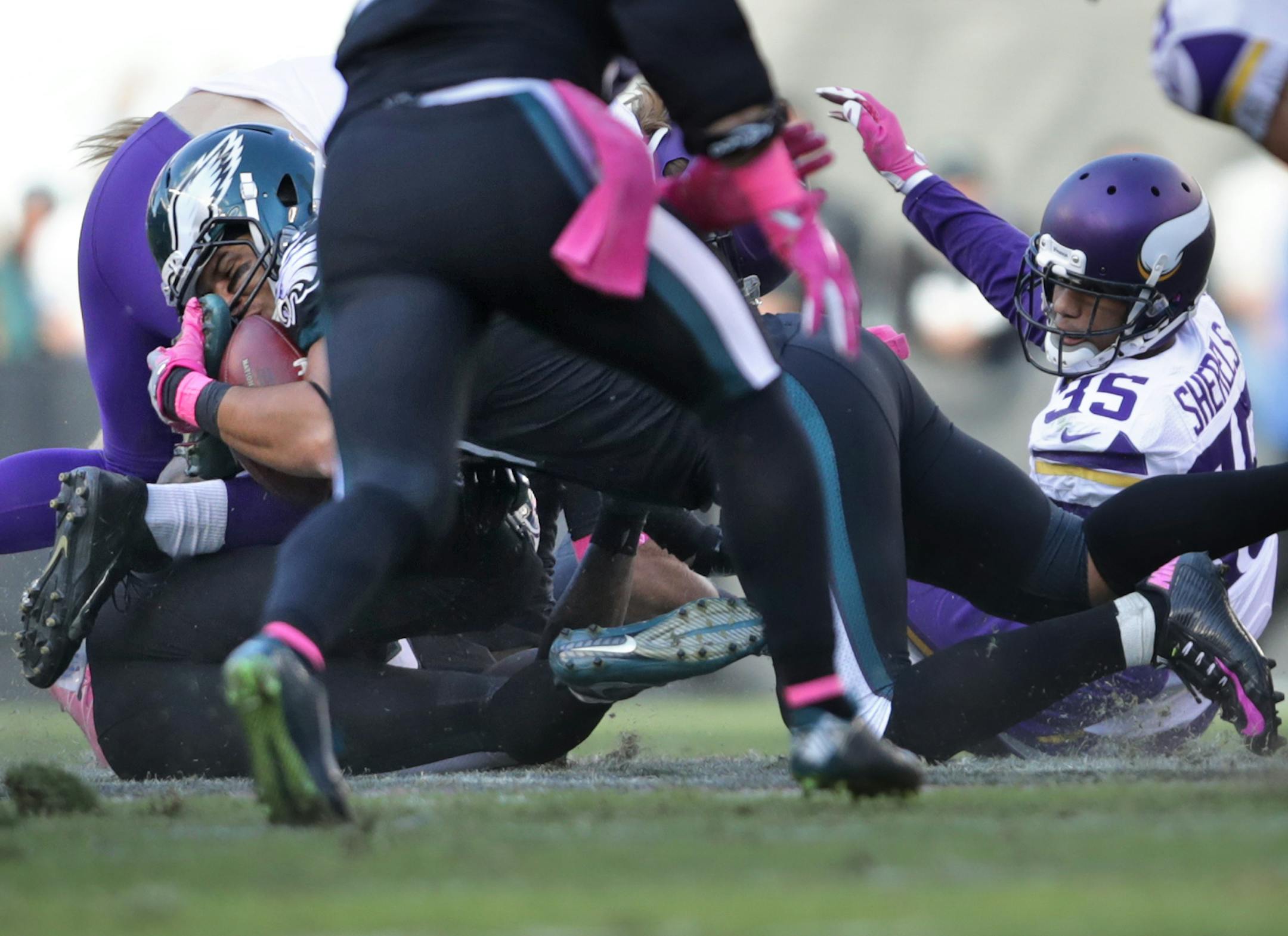 Vikings Marcus Sherels (right) looks up after fumbling a punt return in the 3rd quarter. Recovered by Eagles Trey Burton (left). ] Minnesota Vikings @ Philadelphia Eagles, Lincoln Financial Field. brian.peterson@startribune.com
Philadelphia, PA 10/23/16