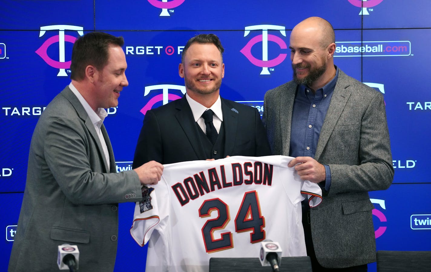 The Minnesota Twins new third baseman Josh Donaldson, flanked by team executive Derek Falvey, left, and manager Rocco Baldelli, is introduced during a baseball news conference Wednesday, Jan. 22, 2020, at Target Field in Minneapolis. (Brian Peterson/Star Tribune via AP)