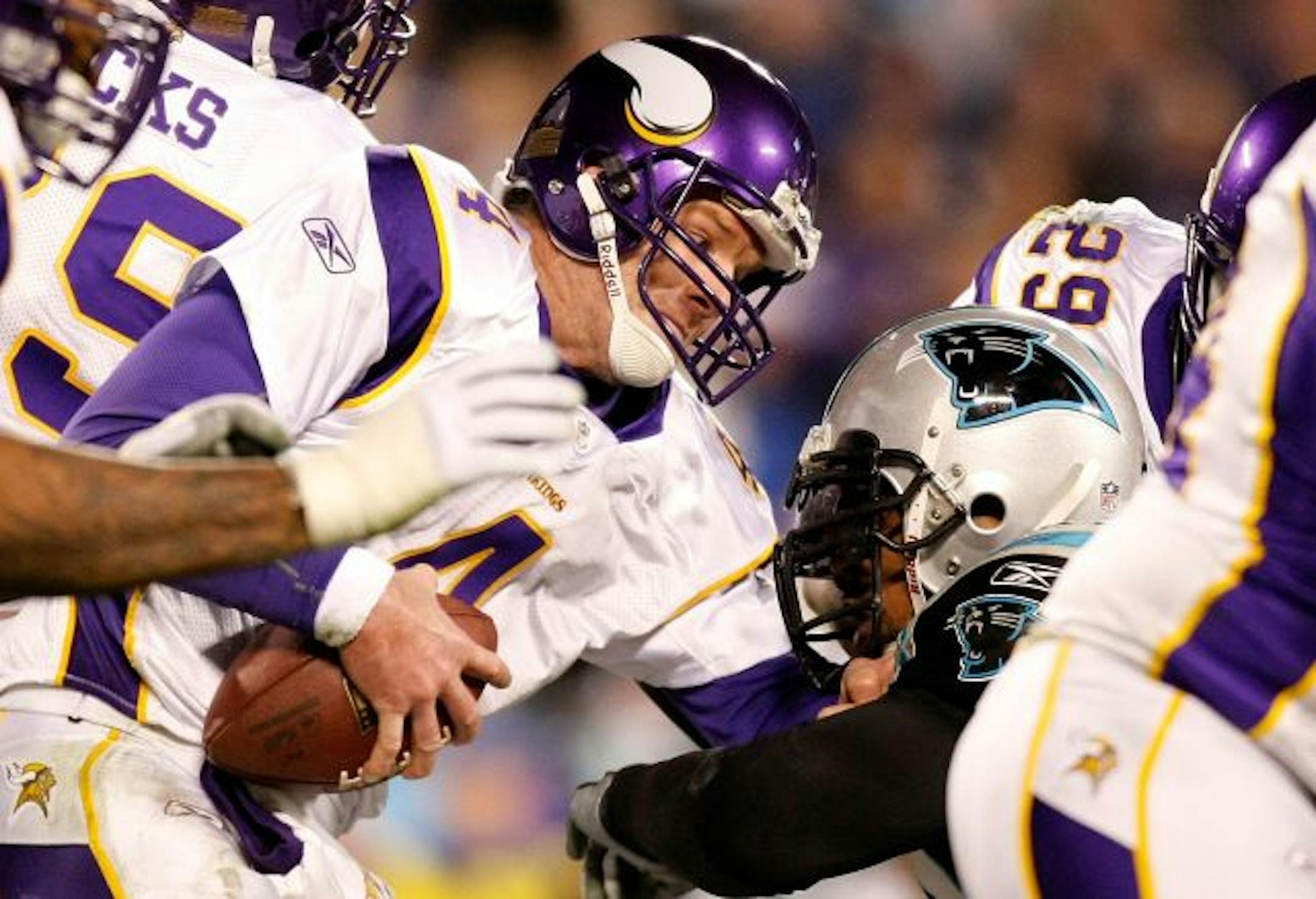 Brett Favre escapes a sack Carolina's Julius Peppers.