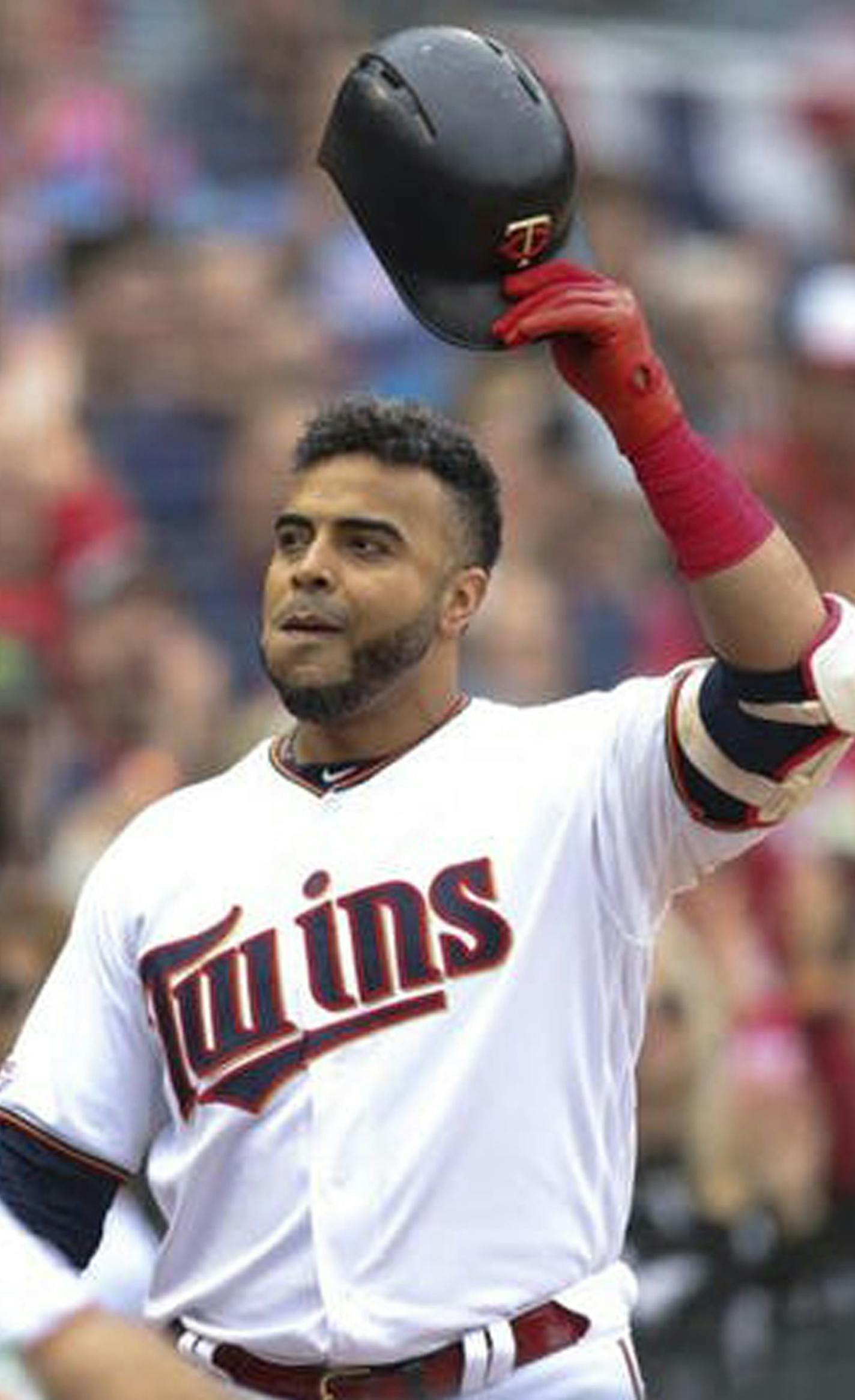 Minneapolis Twins' Nelson Cruz acknowledges the cheering crowd as he celebrates his 40th home run of the season, and his 400th career homer, a 412 foot solo shot to right field in the fourth inning. (Jeff Wheeler/Minneapolis Star Tribune/TNS) ORG XMIT: 1439335 ORG XMIT: MIN1909230337205360