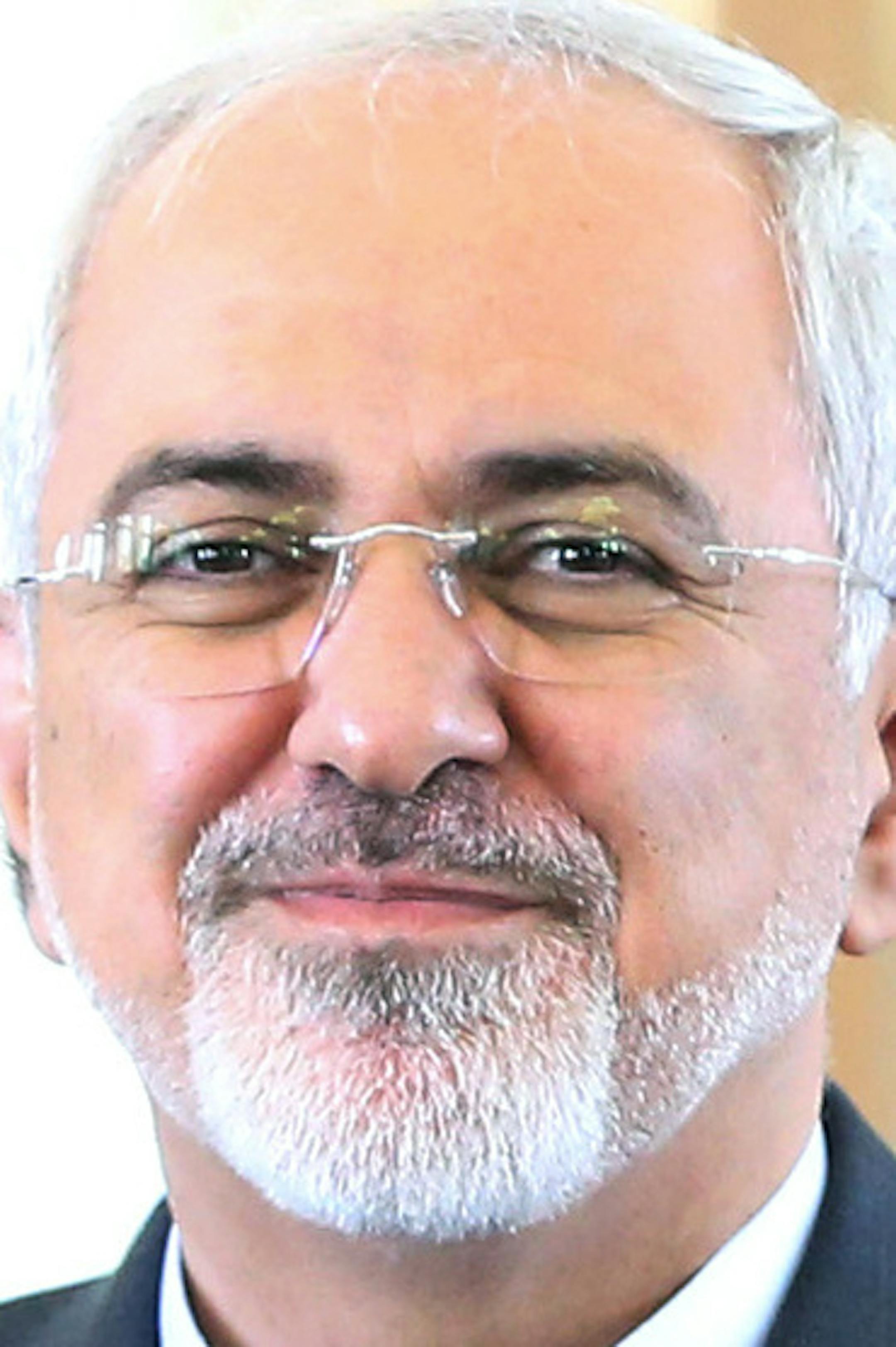 Iranian Foreign Minister Mohammad Javad Zarif, right, and his Dutch counterpart Bert Koenders pose shaking hands at the end of their press conference in Tehran, Iran, Sunday, Sept. 20, 2015. (AP Photo/Ebrahim Noroozi)