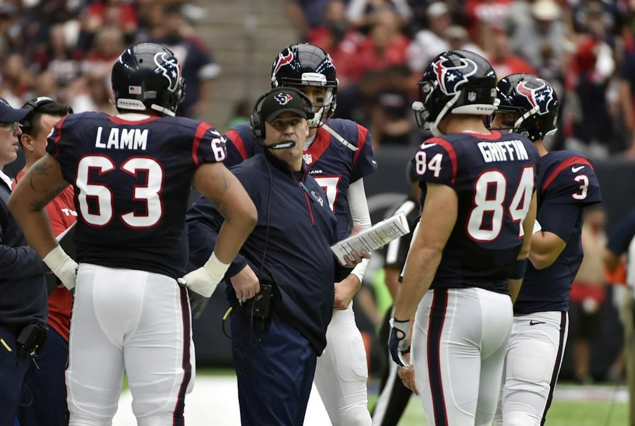 Houston Texans head coach Bill O'Brien, center, talks with players during the first half of an NFL football game, Sunday, Oct.2,2016, in Houston.