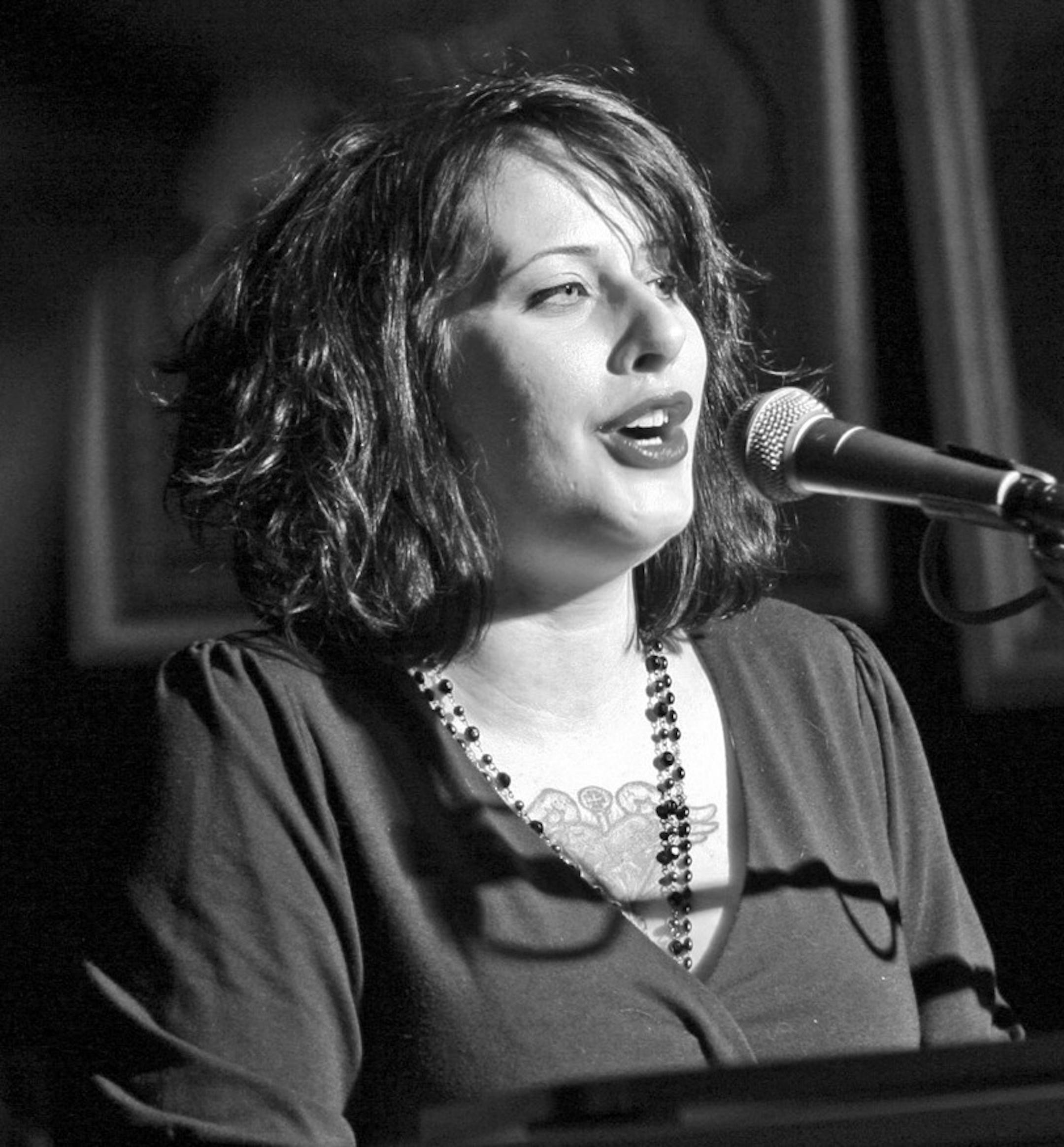 TOM SWEENEY ï tsweeney@startribune.com Mpls, MN 1/20/2008 ] Davina Sowers, at the piano, playing the Sunday Brunch at Famous Daves with 'Davina and the Vagabonds' -NOTE: INPUT ONLY AS B/W ( the color sucks)