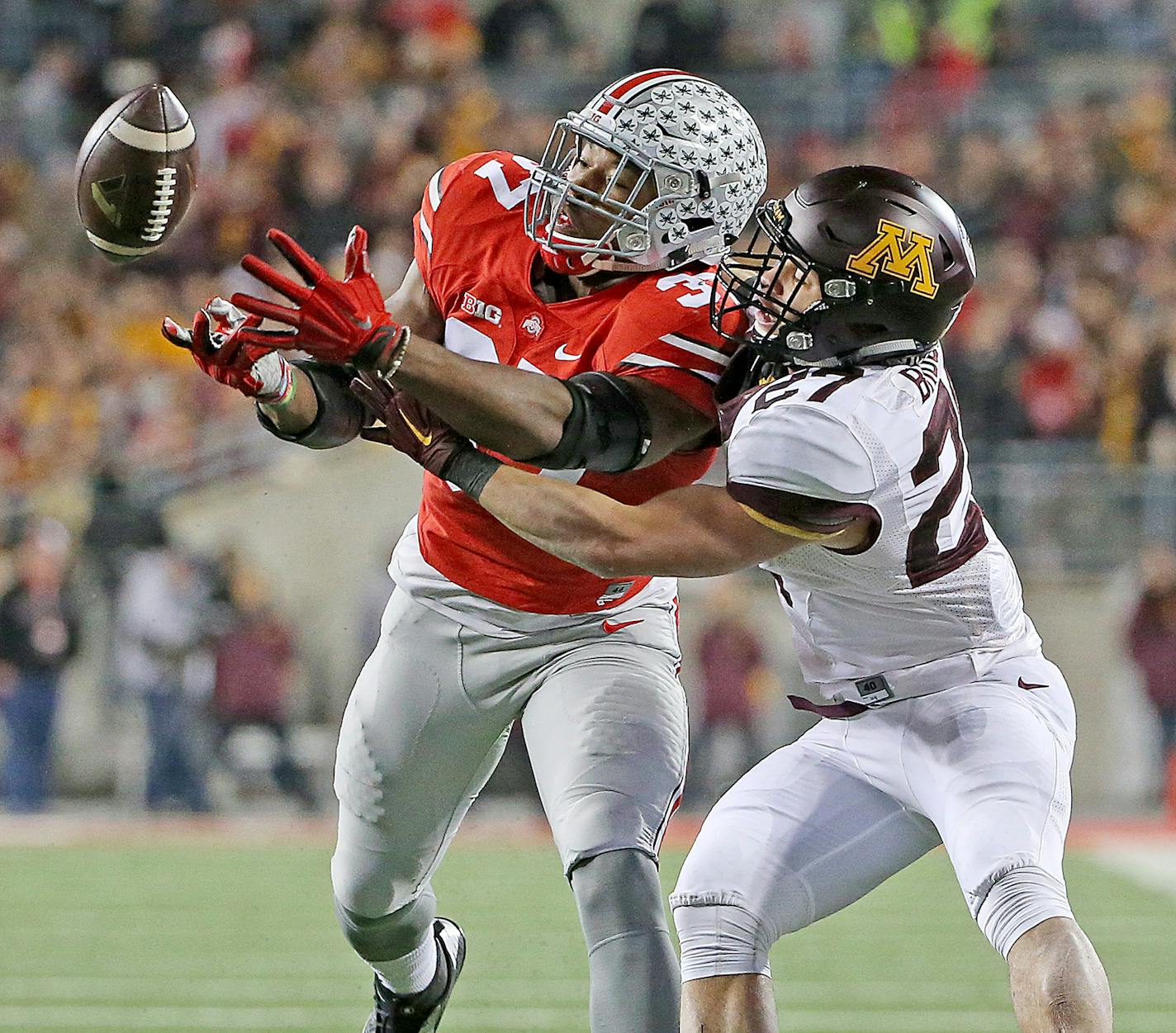 Ohio State's linebacker Joshua Perry almost picked off a pass intended for Minnesota's running back Shannon Brooks in the second quarter the Minnesota Gophers took on the Ohio State Buckeyes at Ohio Stadium, Saturday, November 7, 2015 in Columbus, OH. ] (ELIZABETH FLORES/STAR TRIBUNE) ELIZABETH FLORES &#x2022; eflores@startribune.com