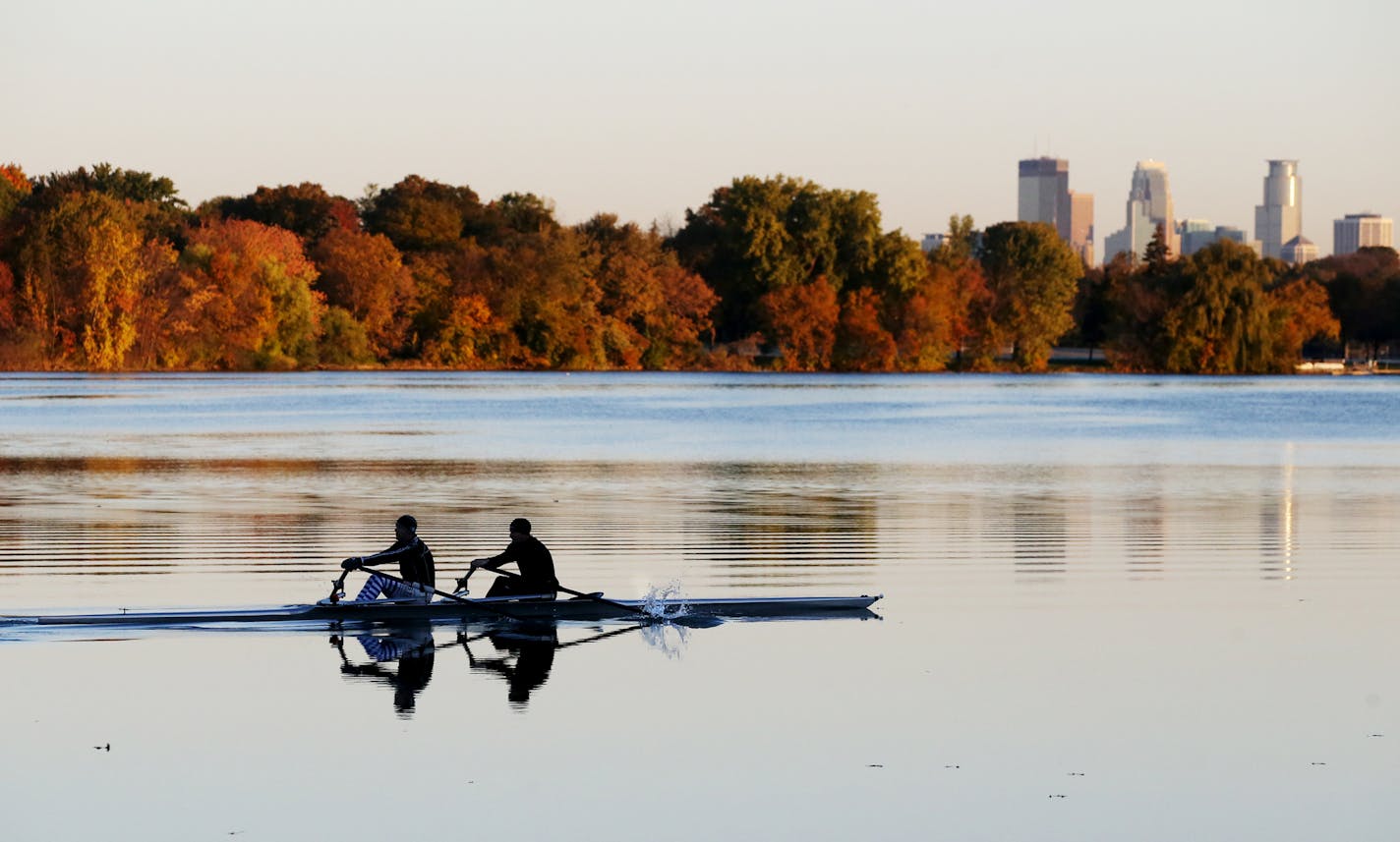 A rowing crew skims across a placid Lake Nokomis with fall colors and the Minneapolis skyline Thursday, Oct. 189, 2018, in Minneapolis, MN.] DAVID JOLES &#xef; david.joles@startribune.com Standalone feature photo