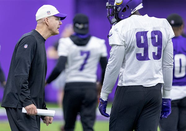 Vikings defensive coordinator Ed Donatell talked to defensive end Danielle Hunter during practice Wednesday.