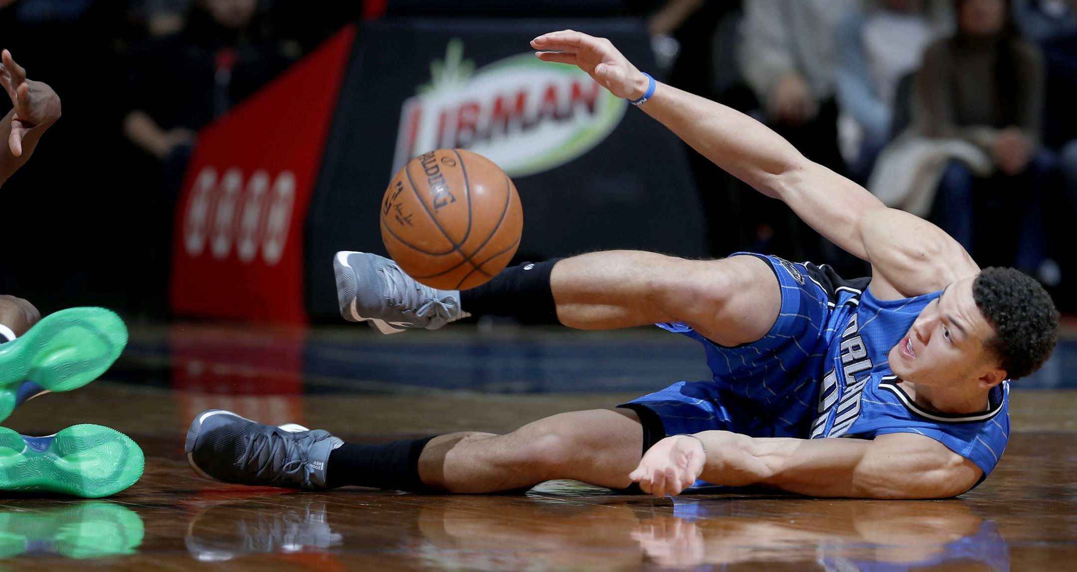 Aaron Gordon (00) attempted to catch a loose ball in the fourth quarter.