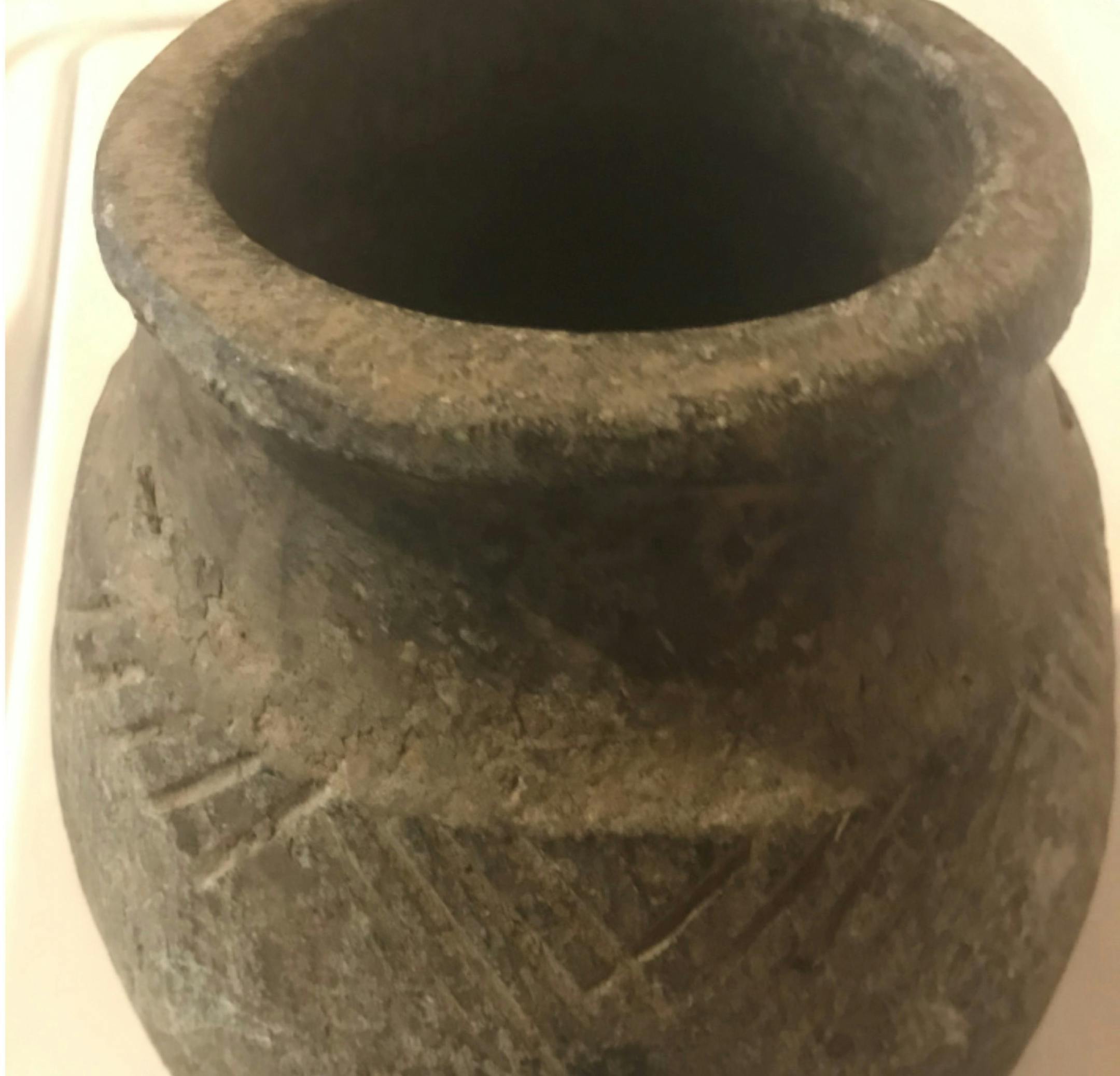 This pot appears to have been made by Native Americans. (handout/TNS) ORG XMIT: 1556878