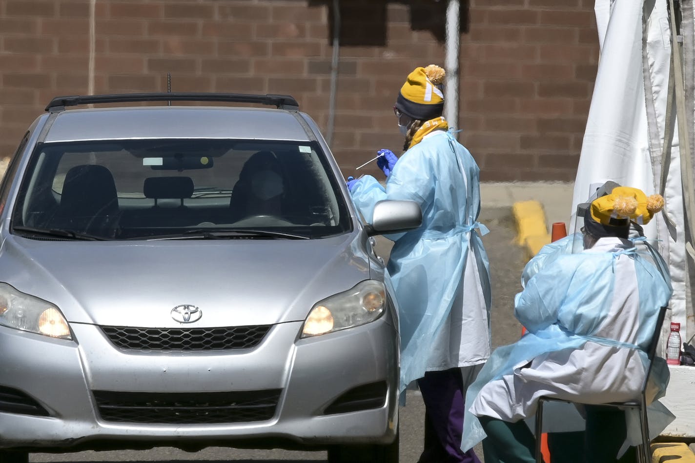 North Memorial Hospital medical workers provided drive-up COVID-19 testing outside the North Memorial Health Hospice on Friday, May 8, 2020 in Robbinsdale, Minn.] aaron.lavinsky@startribune.com North Memorial Hospital offered drive-up COVID-19 testing outside the North Memorial Health Hospice on Friday, May 8, 2020 in Robbinsdale, Minn.