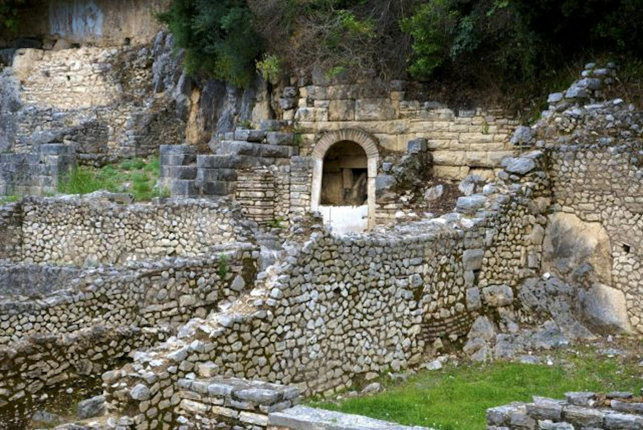 A Roman well at Butrint, part of the sanctuary of Asclepius, is said to have been used for healing.