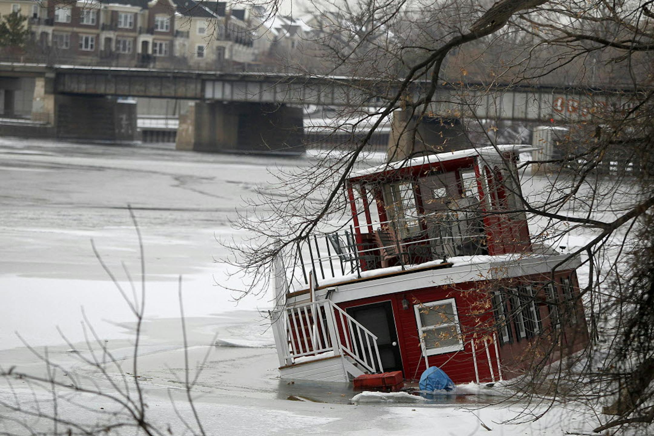 A house boat began to sink on the Mississippi River beneath the Hennepin bridge near downtown Minneapolis on Tuesday.