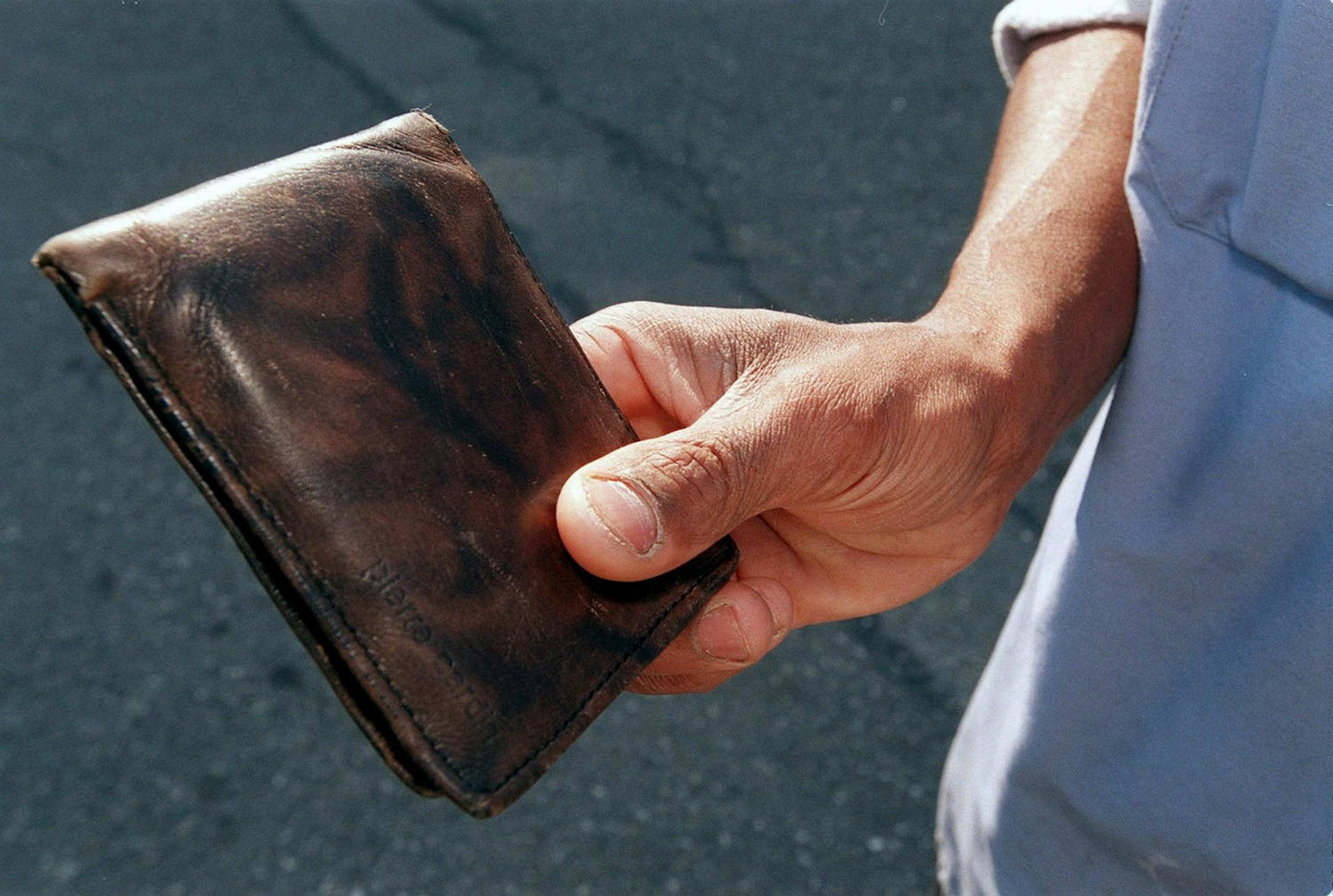 KRT SOUTH STORY SLUGGED: VA-SAMARITANKIDS KRT PHOTO BY SANGJIB MIN/NEWPORT NEWS DAILY PRESS (April 5) Justin Oliver and Stephen Via found and returned Keith Saunders' wallet. The wallet contained $1,000 and each boy was rewarded with $25 for being good samaritans. (Diversity) (NN) PL KD 2001 (Horiz) (gsb)