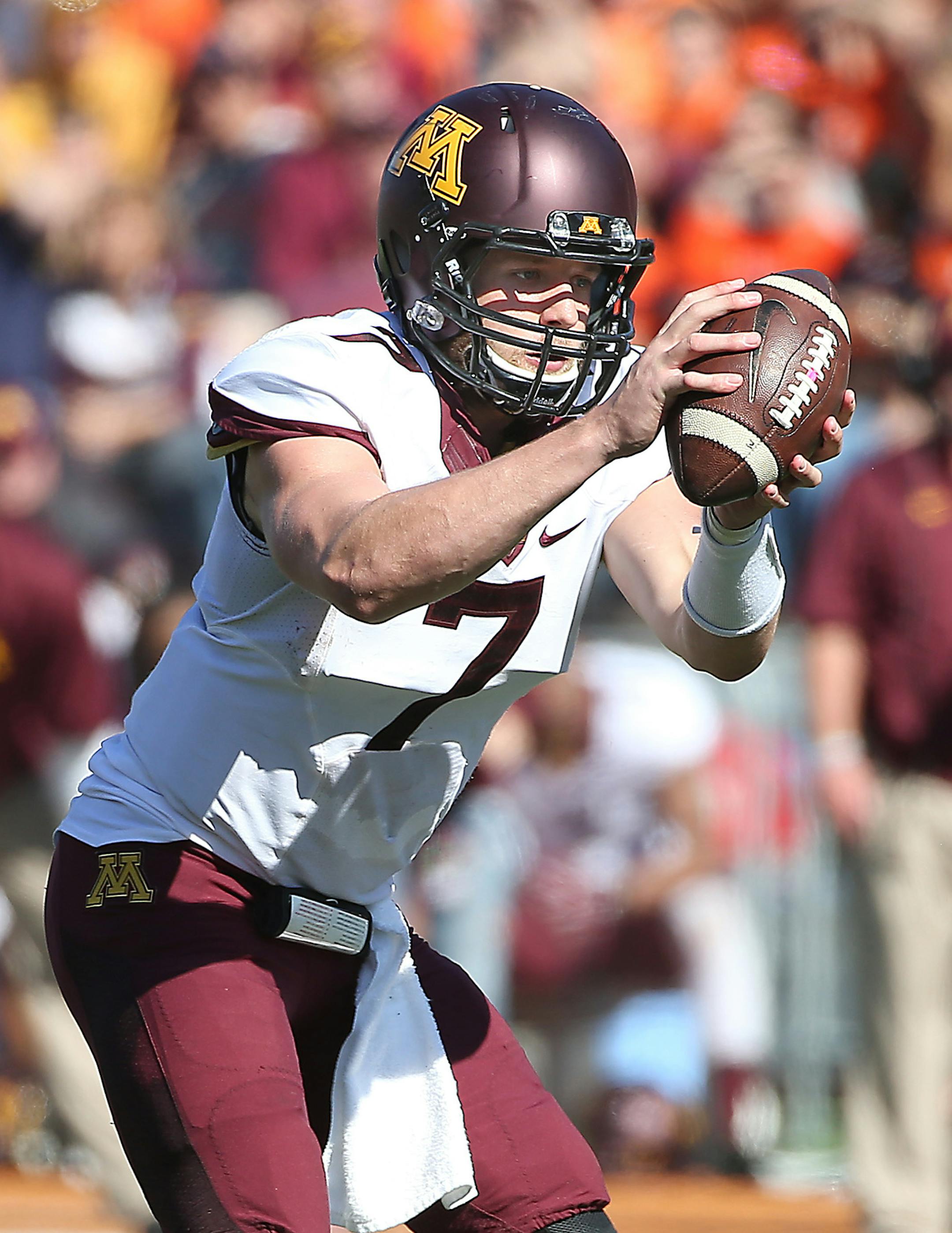 Gophers quarterback Mitch Leidner (7) looked for running back David Cobb (27) in the third quarter as the Minnesota Gophers took on Illinois, Saturday, October 25, 2014 in Champagne, IL. ] (ELIZABETH FLORES/STAR TRIBUNE) ELIZABETH FLORES &#x2022; eflores@startribune.com